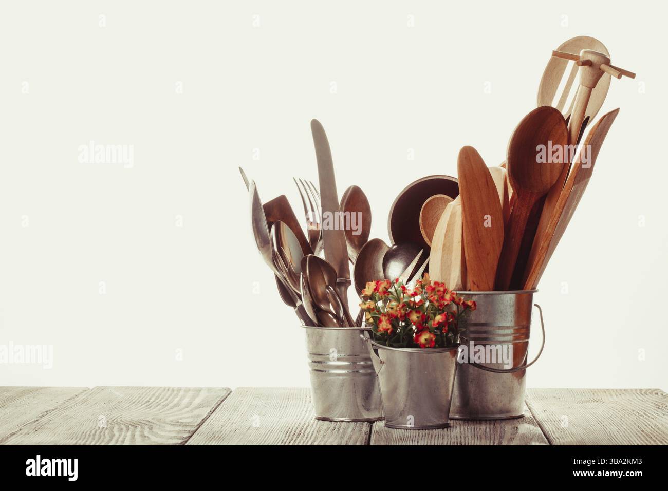 Les antifossiles en bois et rétro sont isolés sur du blanc Banque D'Images