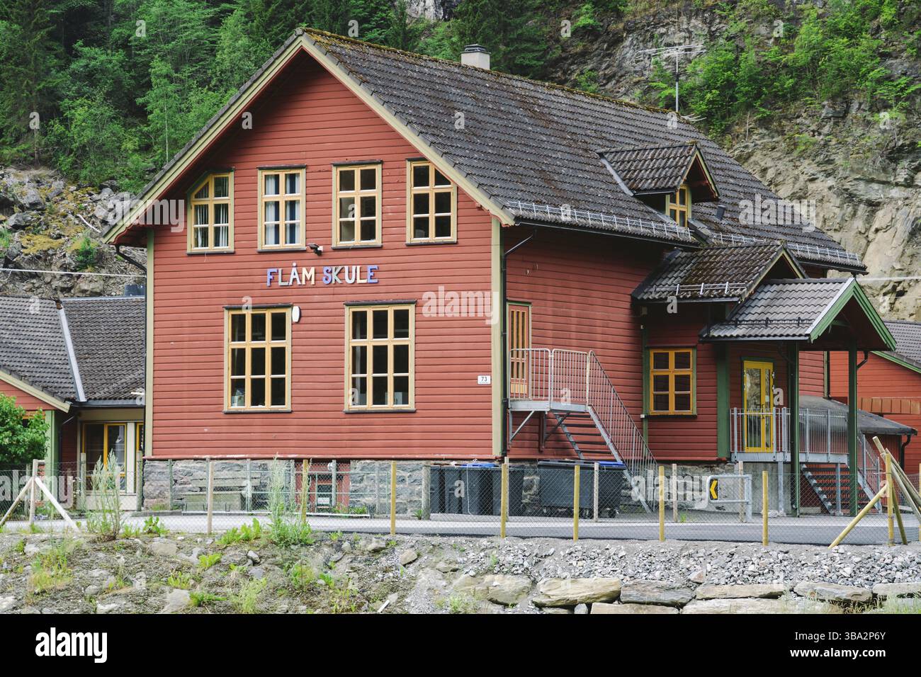 École à Village Flam en Norvège. Village de Flam à Flamsdalen, extrémité intérieure de Aurlandsfjorden, branche Sognefjorden. École en bois près de la rivière dans le m Banque D'Images