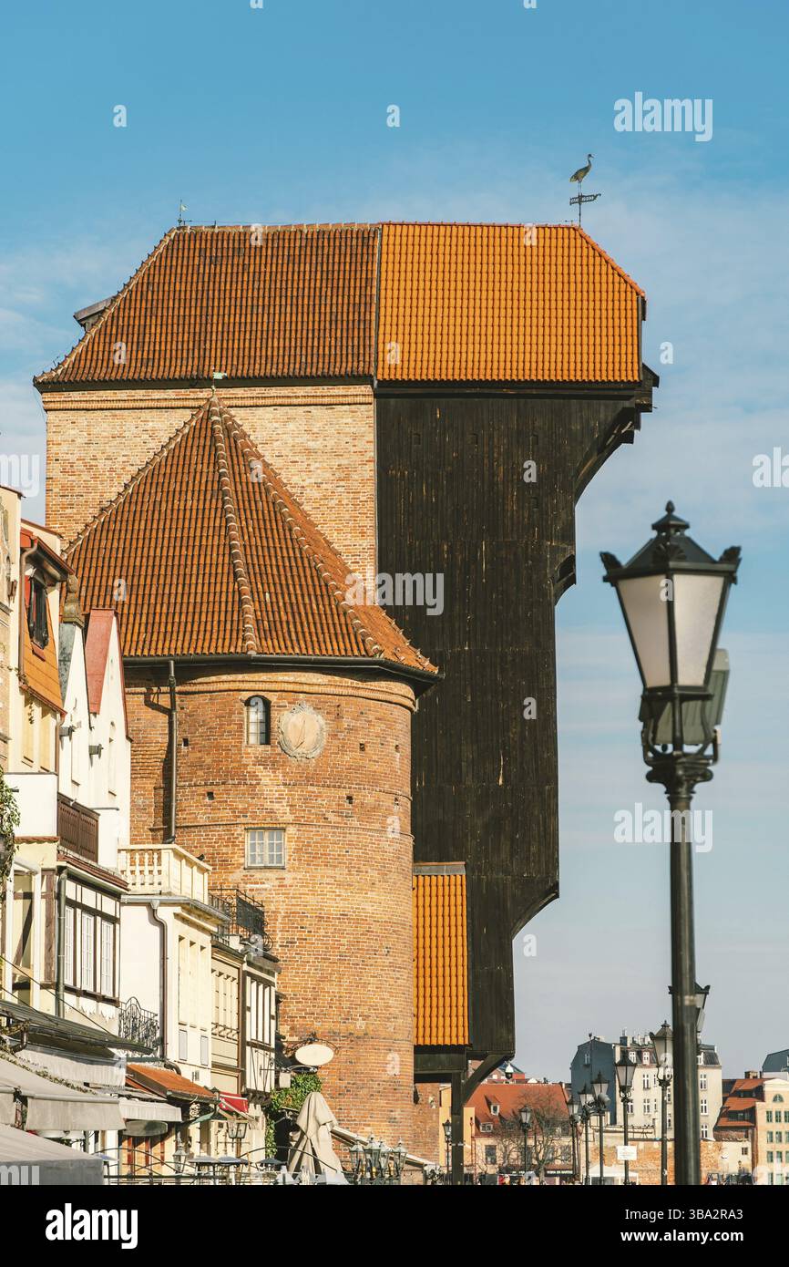 14 février 2020. Pologne, Gdansk. Grue de Gdansk sur le long quai de Motlawa à Gdansk, Pologne. Le bord de la rivière avec la promenade caractéristique de Banque D'Images
