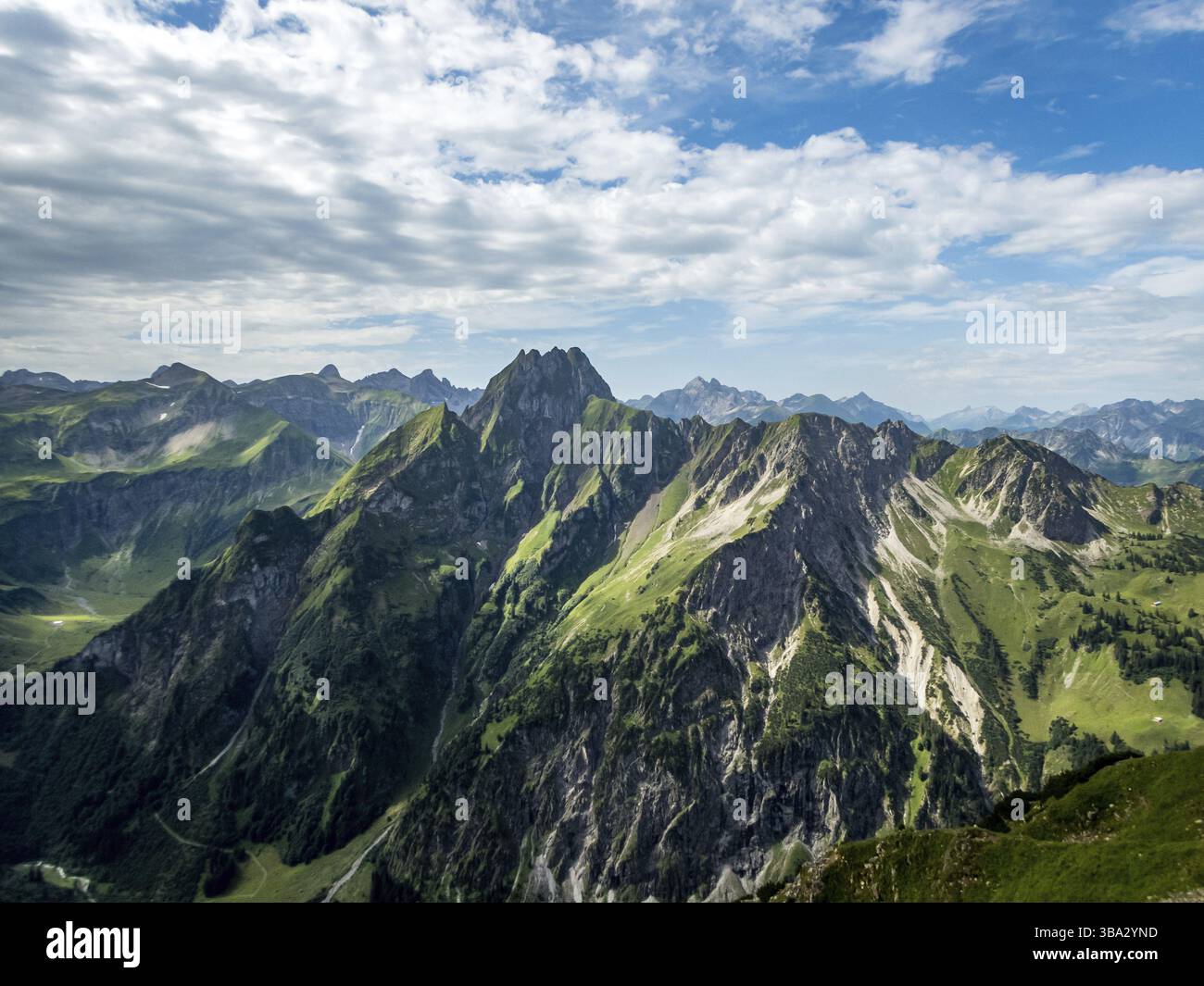 Fantastique randonnée panoramique depuis le Nebelhorn le long de l'Eck Laufbacher via Schneck, Hoplats et Oytal Banque D'Images