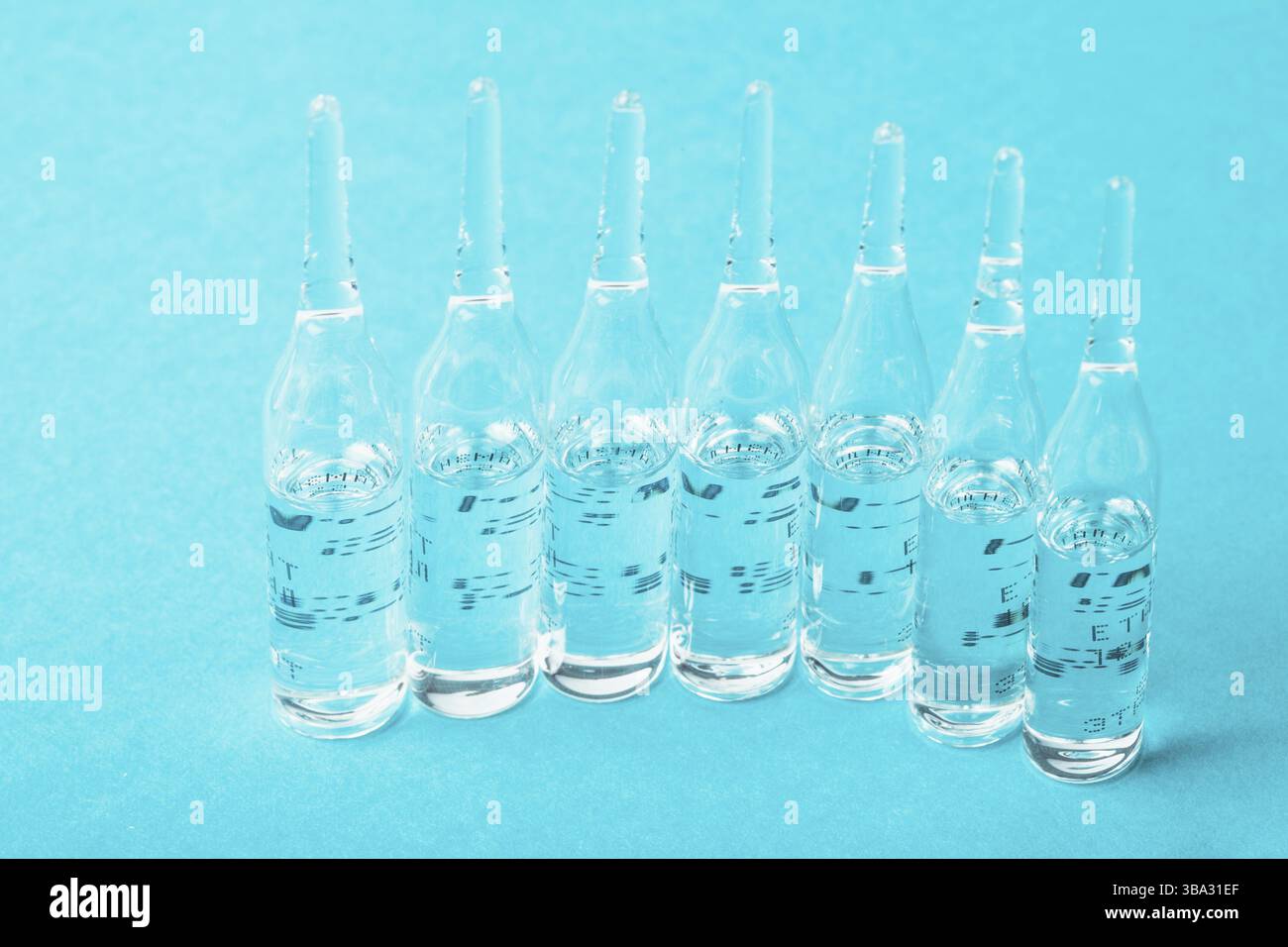 Ampoules de médicament libre sur fond bleu Banque D'Images