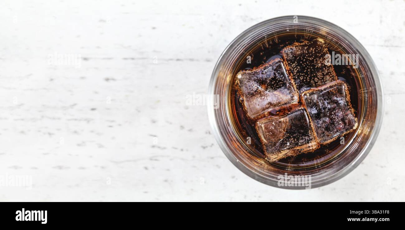 Photo de table, verre avec cola et quatre glaçons sur tableau blanc, espace pour le texte à gauche, Liptovsky Hradok, Slovaquie, Europe Banque D'Images