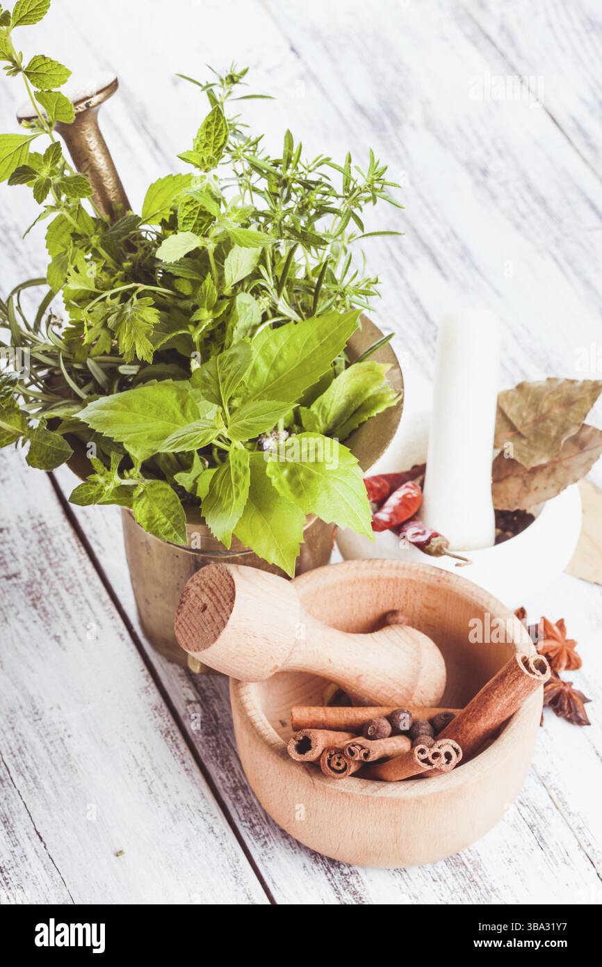 Marbre, cuivre et mortiers en bois dans la cuisine Banque D'Images