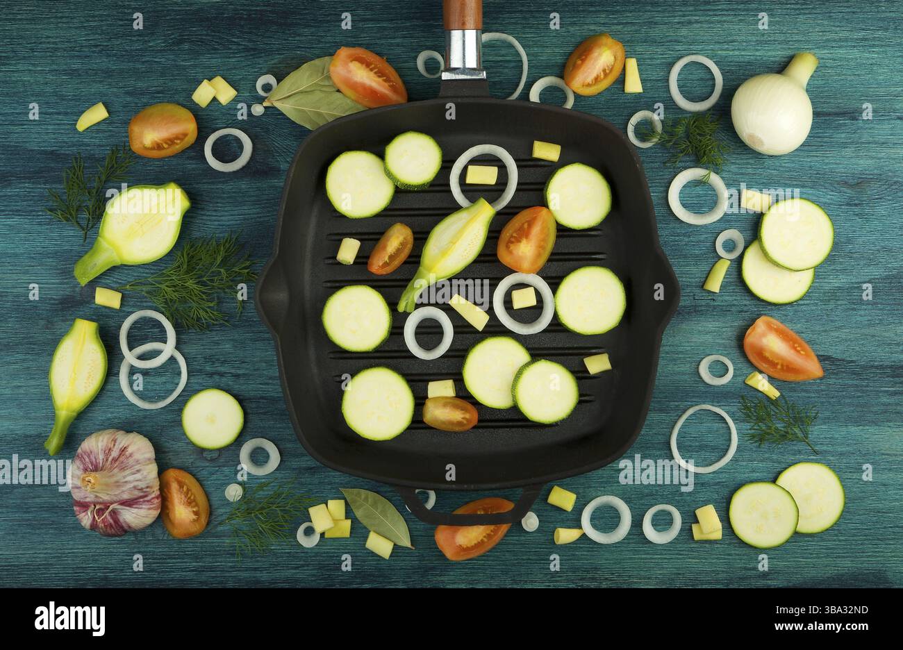 Des légumes sur l'arrière-plan. Les LÉGUMES FRAIS ET LES ÉPICES À PROXIMITÉ D'UN ENSEMBLE DE PÊCHE SUR UNE SURFACE EN BOIS. COPY SPACE Banque D'Images