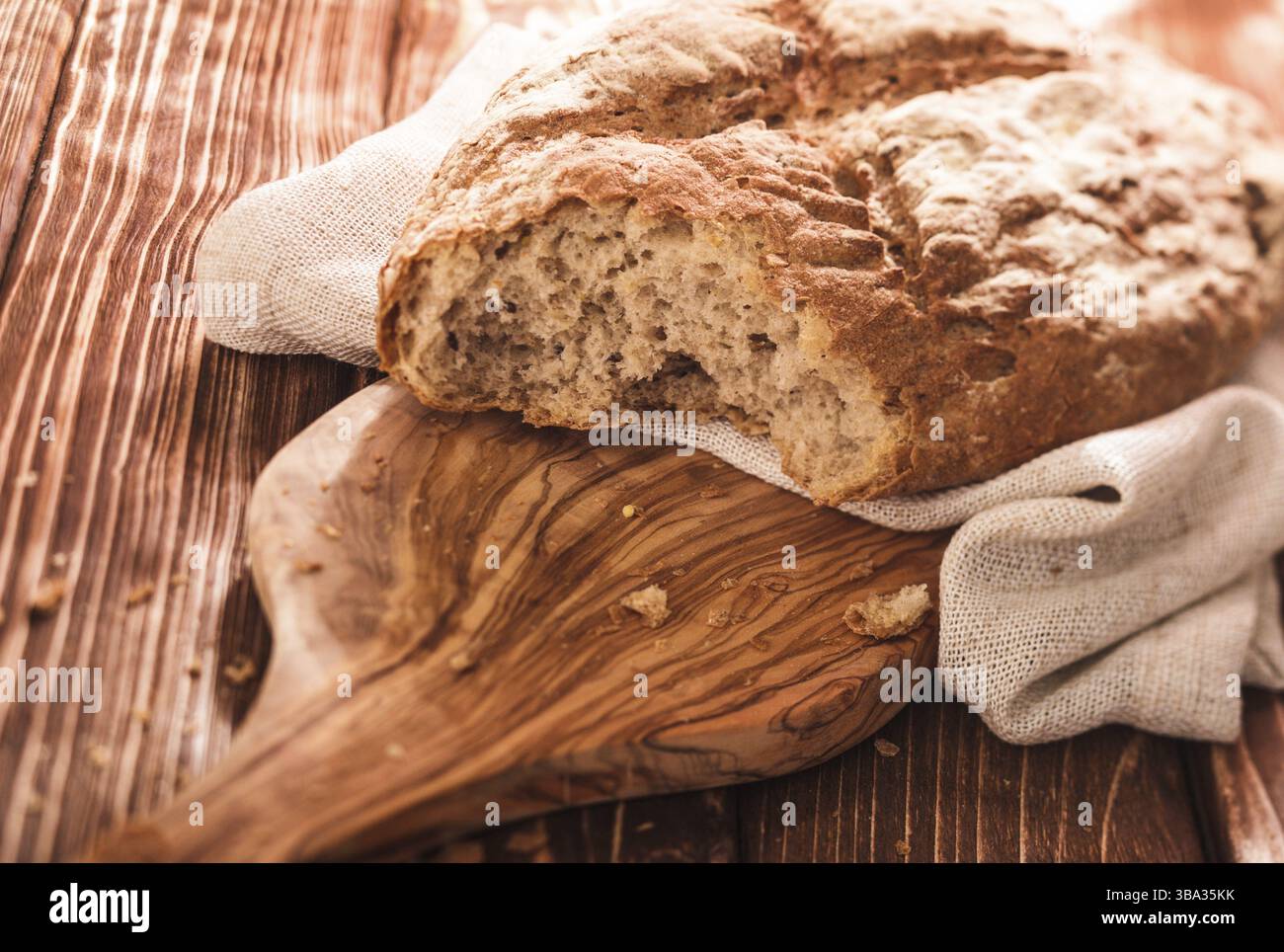 Pain frais sur planche à découper en bois Banque D'Images
