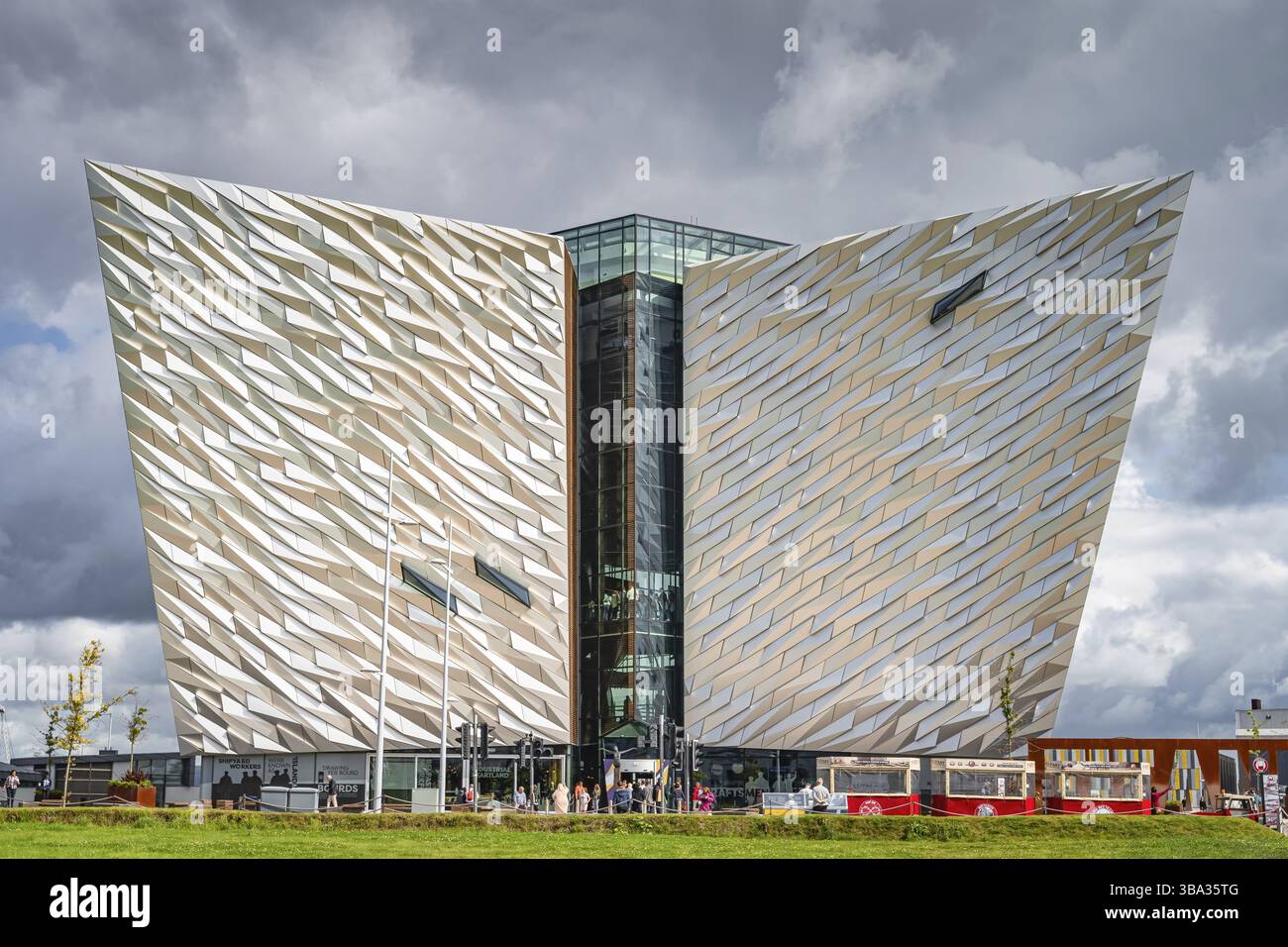 Belfast, Royaume-Uni, août 2019 vue de face sur le majestueux bâtiment du musée du Titanic, situé dans le quartier du Titanic de la ville où le RMS Titanic a été construit Banque D'Images