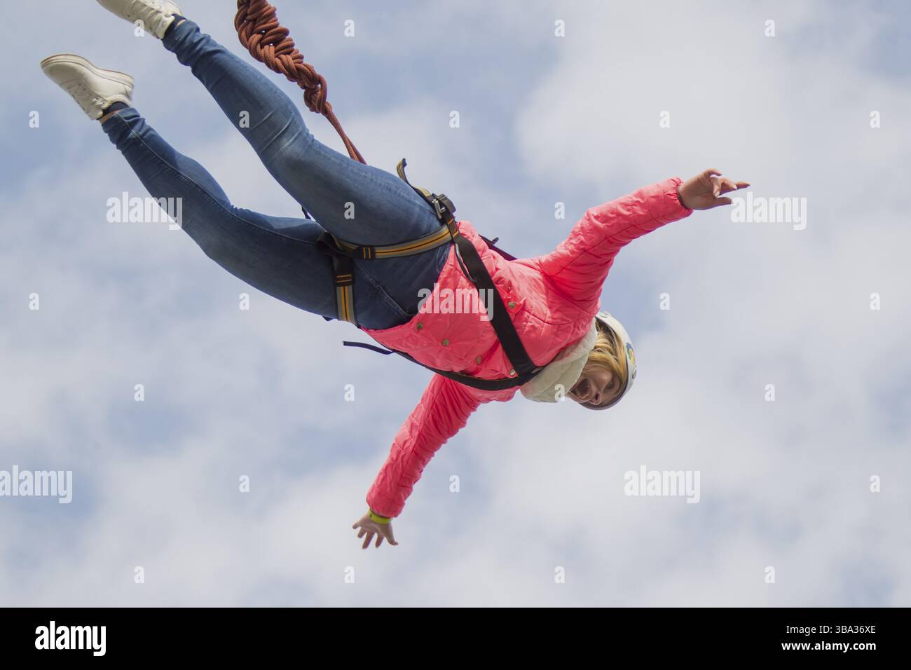 Biélorussie, Minsk, le 08 mars 2019. Sautant du pont de la corde.Ropejumping.passe-temps dangereux.brave femme sautant du pont contre le ciel Banque D'Images