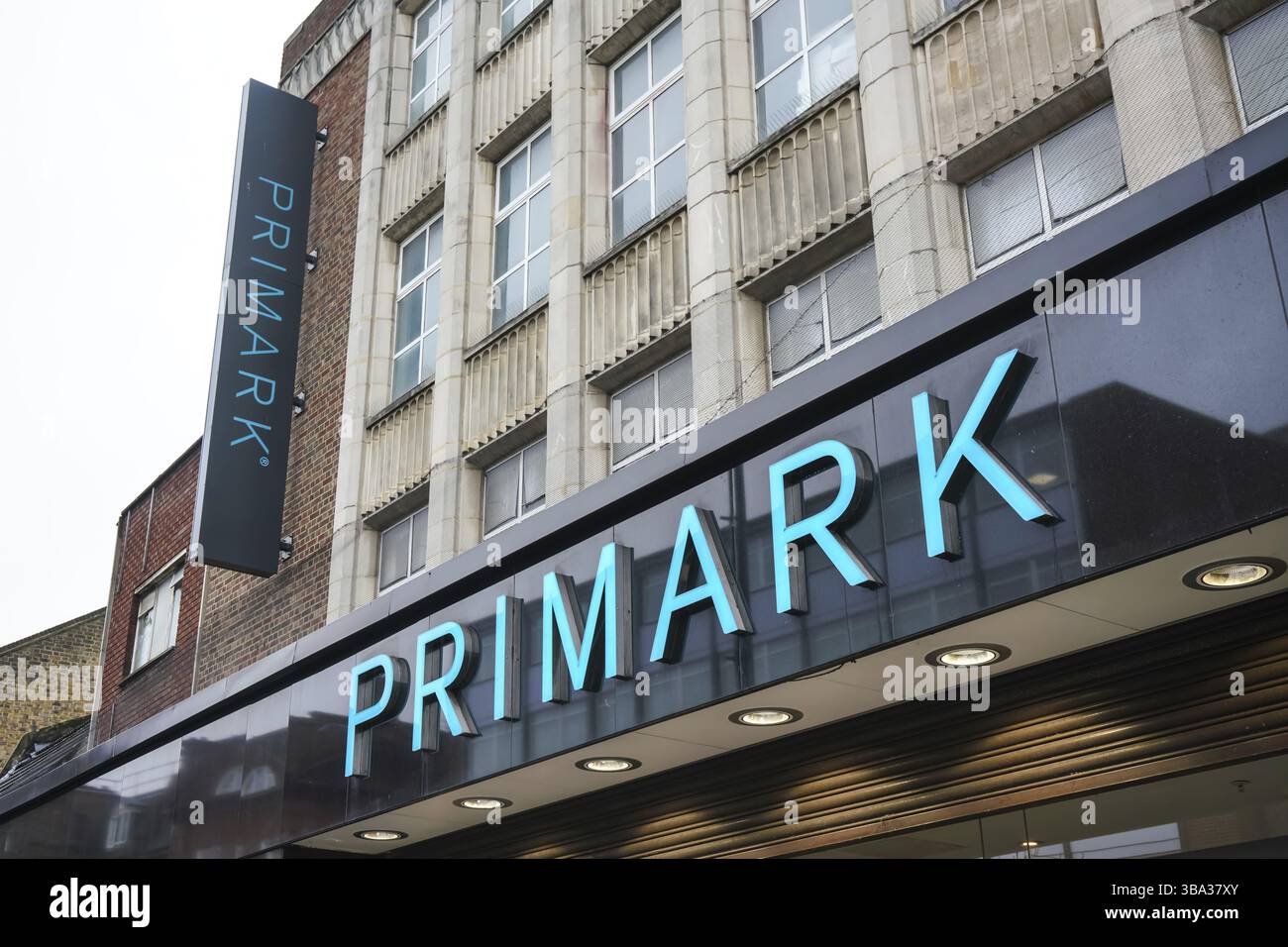 Londres, Royaume-Uni - 04 février 2019 : grand panneau cyan sur le magasin Primark de leur succursale de Lewisham. Le détaillant de mode irlandais a été fondé en 1969 et a Banque D'Images