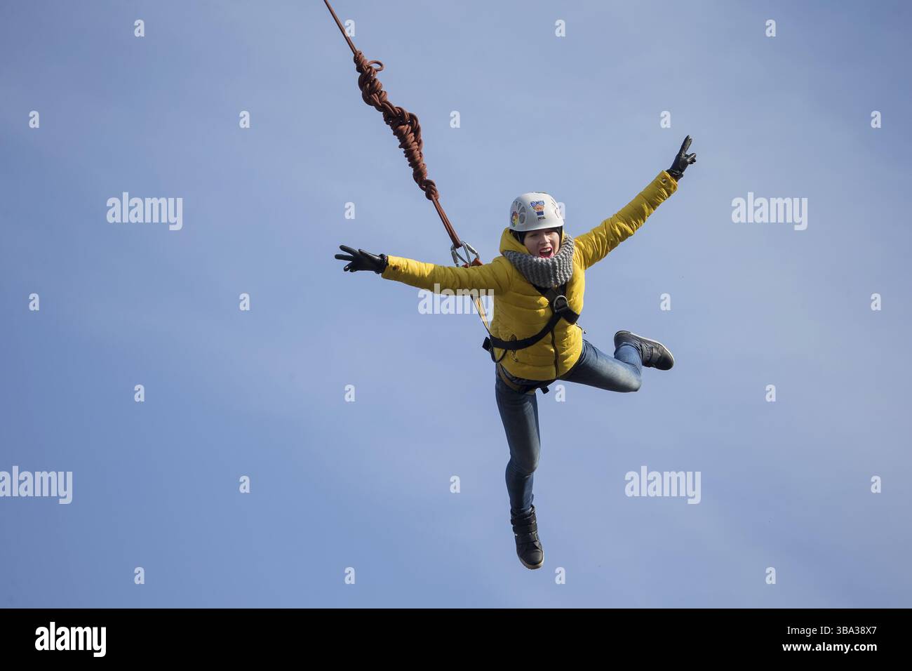Biélorussie, Minsk, le 08 mars 2019. Sautant du pont de la corde.Ropejumping.passe-temps dangereux.brave femme sautant du pont contre le ciel Banque D'Images