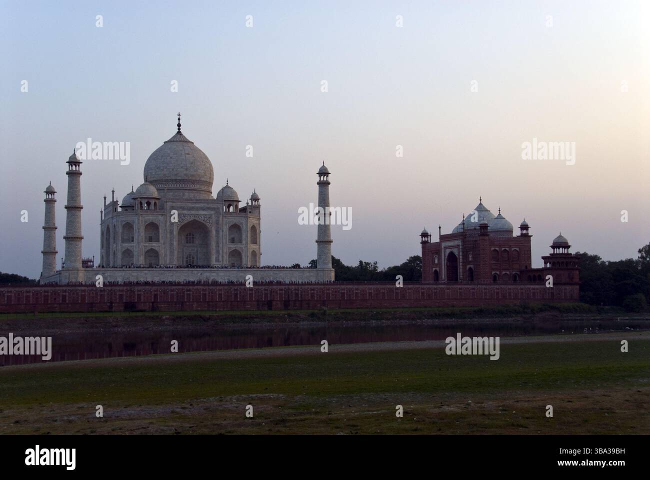 Le Taj Mahal à Agra, Inde, vu depuis le Mehtab Bagh, un parc en bord de rivière et jardin. Banque D'Images
