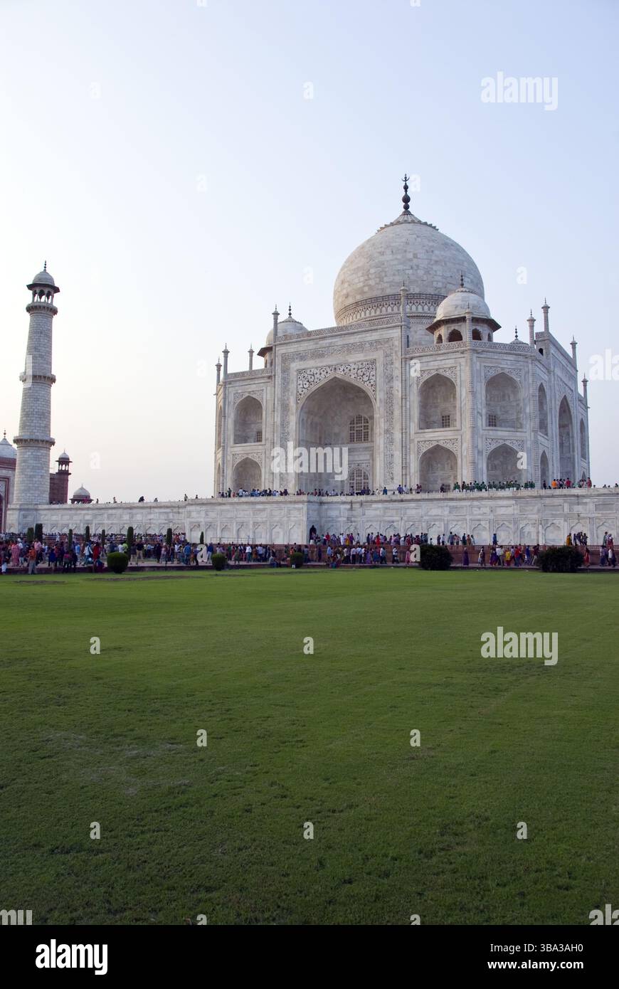 Le Taj Mahal est un mausolée en marbre blanc d'Agra, Inde construit par l'empereur Moghol Shah Jahan en mémoire de son épouse, Mumtaz Mahal. Banque D'Images