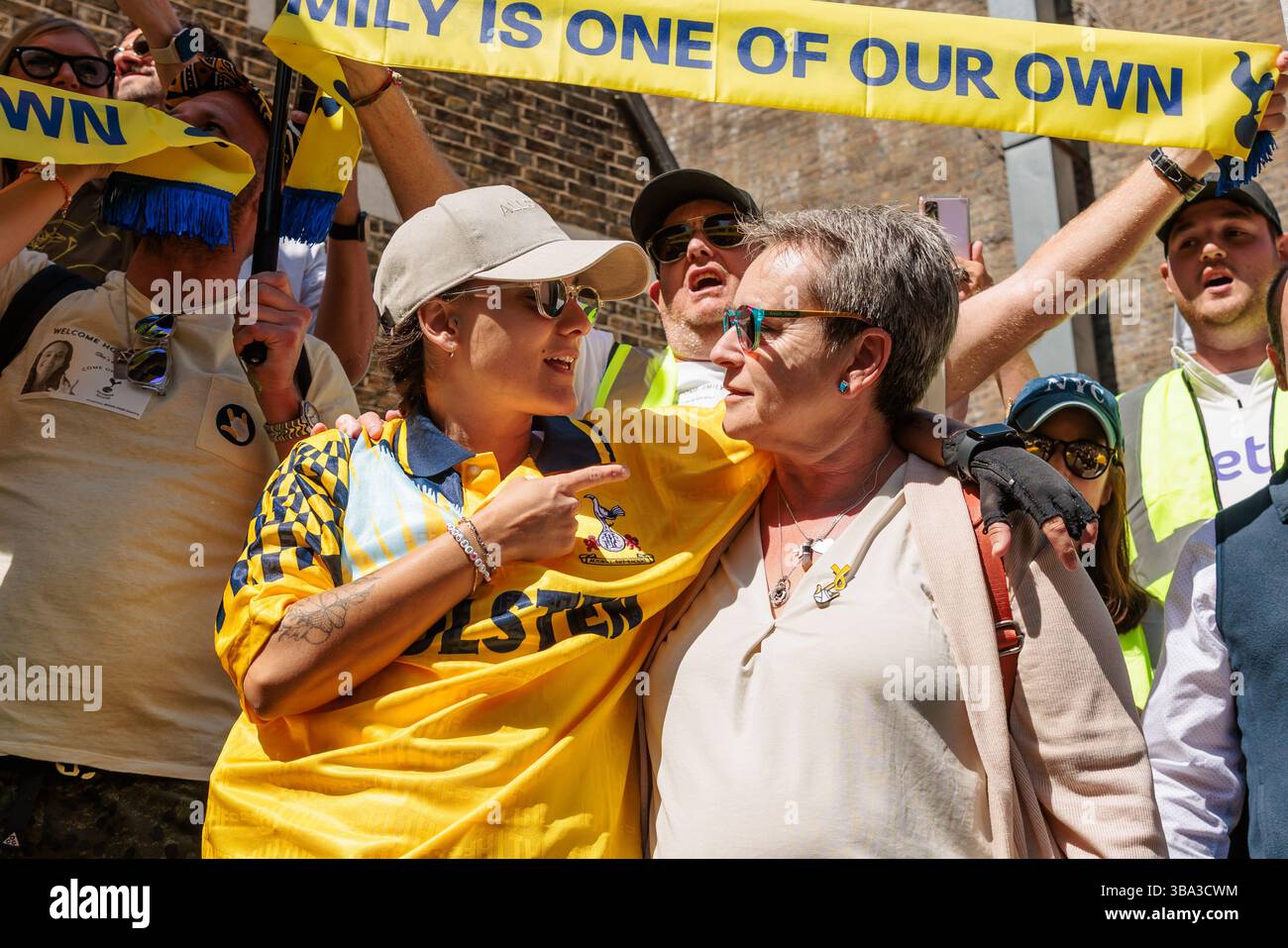 Tottenham Hotspur Football Club, Londres, Royaume-Uni.11 mai 2025. Les fans de Tottenham Hotspur et la communauté au sens large se sont réunis pour accueillir Emily Damari, une citoyenne britannique-israélienne de 28 ans et fan des Spurs, et sa mère Mandy, en héros alors qu'elle revenait voir son équipe bien-aimée pour la première fois depuis qu'elle a été abattue, enlevée et retenue en otage pendant 471 jours dans la captivité du Hamas à Gaza. Crédit : Amanda Rose/Alamy Live News Banque D'Images Tottenham Hotspur Football Club, Londres, Royaume-Uni.11 mai 2025. Les fans de Tottenham Hotspur et la communauté au sens large se sont réunis pour accueillir Emily Damari, une citoyenne britannique-israélienne de 28 ans et fan des Spurs, et sa mère Mandy, en héros alors qu'elle revenait voir son équipe bien-aimée pour la première fois depuis qu'elle a été abattue, enlevée et retenue en otage pendant 471 jours dans la captivité du Hamas à Gaza. Crédit : Amanda Rose/Alamy Live News Banque D'Images