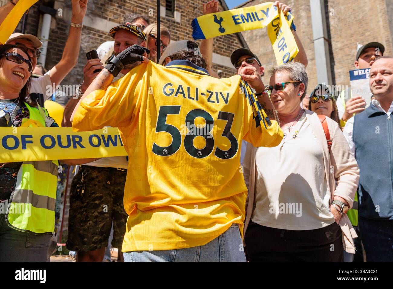 Tottenham Hotspur Football Club, Londres, Royaume-Uni.11 mai 2025. Emily Damari, une double citoyenne anglo-israélienne de 28 ans et fan des Spurs montre à une foule accueillante sa réplique de chemise personnalisée, soulignant le nombre de jours que ses amis, jumeaux Gali et Ziv Berman ont été retenus en otage. Emily est retournée à Londres pour voir son équipe bien-aimée pour la première fois depuis qu’elle a été abattue, enlevée et retenue en otage pendant 471 jours en captivité par le Hamas à Gaza. Crédit : Amanda Rose/Alamy Live News Banque D'Images Tottenham Hotspur Football Club, Londres, Royaume-Uni.11 mai 2025. Emily Damari, une double citoyenne anglo-israélienne de 28 ans et fan des Spurs montre à une foule accueillante sa réplique de chemise personnalisée, soulignant le nombre de jours que ses amis, jumeaux Gali et Ziv Berman ont été retenus en otage. Emily est retournée à Londres pour voir son équipe bien-aimée pour la première fois depuis qu’elle a été abattue, enlevée et retenue en otage pendant 471 jours en captivité par le Hamas à Gaza. Crédit : Amanda Rose/Alamy Live News Banque D'Images