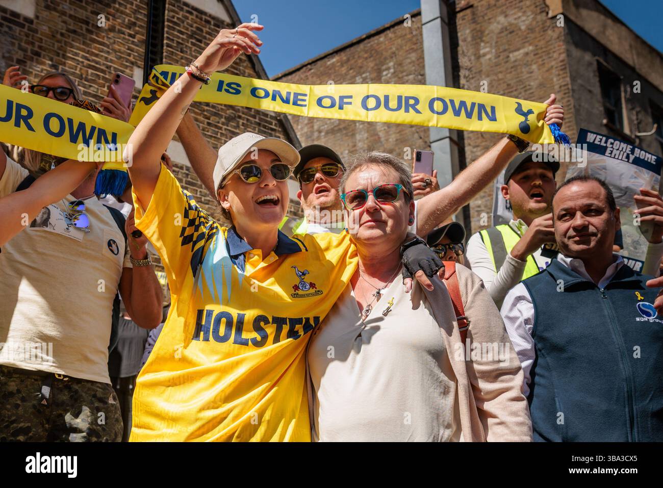 Tottenham Hotspur Football Club, Londres, Royaume-Uni.11 mai 2025. Les fans de Tottenham Hotspur et la communauté au sens large se sont réunis pour accueillir Emily Damari, une citoyenne britannique-israélienne de 28 ans et fan des Spurs, et sa mère Mandy, en héros alors qu'elle revenait voir son équipe bien-aimée pour la première fois depuis qu'elle a été abattue, enlevée et retenue en otage pendant 471 jours dans la captivité du Hamas à Gaza. Crédit : Amanda Rose/Alamy Live News Banque D'Images Tottenham Hotspur Football Club, Londres, Royaume-Uni.11 mai 2025. Les fans de Tottenham Hotspur et la communauté au sens large se sont réunis pour accueillir Emily Damari, une citoyenne britannique-israélienne de 28 ans et fan des Spurs, et sa mère Mandy, en héros alors qu'elle revenait voir son équipe bien-aimée pour la première fois depuis qu'elle a été abattue, enlevée et retenue en otage pendant 471 jours dans la captivité du Hamas à Gaza. Crédit : Amanda Rose/Alamy Live News Banque D'Images