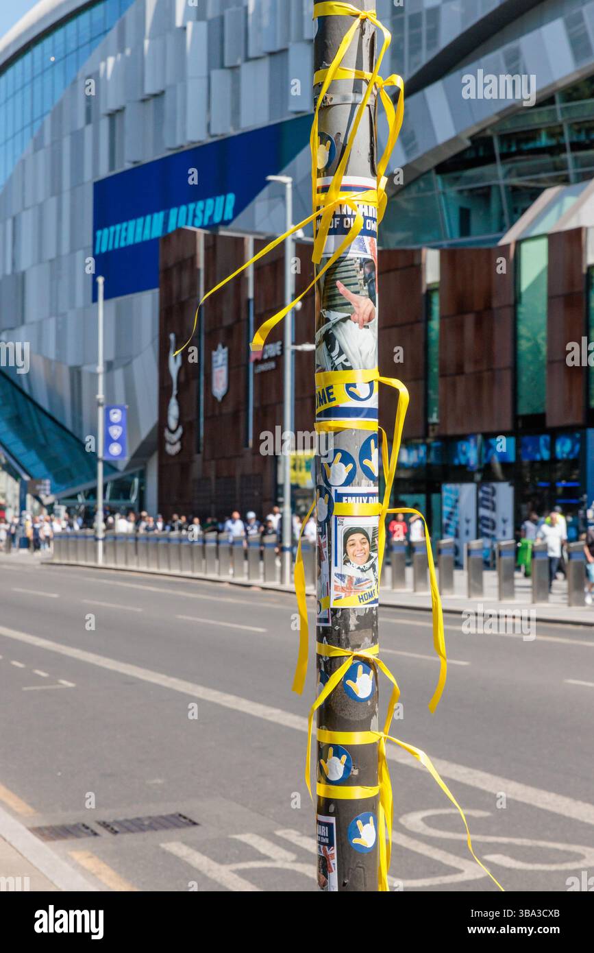 Tottenham Hotspur Football Club, Londres, Royaume-Uni.11 mai 2025. Des supporters décorent à l'extérieur du stade Tottenham Hotspur devant Emily Damari, une citoyenne britannique-israélienne de 28 ans et la première visite des fans des Spurs pour voir son équipe bien-aimée pour la première fois depuis qu'elle a été abattue, enlevée et retenue en otage pendant 471 jours en captivité par le Hamas à Gaza. Tottenham Hotspur FC a affronté Crystal Palace FC dans le match de premier League anglaise. Crédit : Amanda Rose/Alamy Live News Banque D'Images Tottenham Hotspur Football Club, Londres, Royaume-Uni.11 mai 2025. Des supporters décorent à l'extérieur du stade Tottenham Hotspur devant Emily Damari, une citoyenne britannique-israélienne de 28 ans et la première visite des fans des Spurs pour voir son équipe bien-aimée pour la première fois depuis qu'elle a été abattue, enlevée et retenue en otage pendant 471 jours en captivité par le Hamas à Gaza. Tottenham Hotspur FC a affronté Crystal Palace FC dans le match de premier League anglaise. Crédit : Amanda Rose/Alamy Live News Banque D'Images