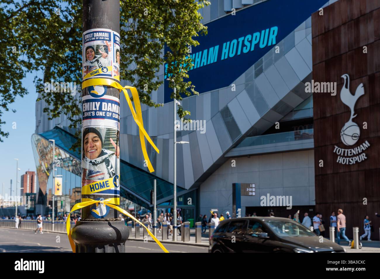 Tottenham Hotspur Football Club, Londres, Royaume-Uni.11 mai 2025. Des supporters décorent à l'extérieur du stade Tottenham Hotspur devant Emily Damari, une citoyenne britannique-israélienne de 28 ans et la première visite des fans des Spurs pour voir son équipe bien-aimée pour la première fois depuis qu'elle a été abattue, enlevée et retenue en otage pendant 471 jours en captivité par le Hamas à Gaza. Tottenham Hotspur FC a affronté Crystal Palace FC dans le match de premier League anglaise. Crédit : Amanda Rose/Alamy Live News Banque D'Images Tottenham Hotspur Football Club, Londres, Royaume-Uni.11 mai 2025. Des supporters décorent à l'extérieur du stade Tottenham Hotspur devant Emily Damari, une citoyenne britannique-israélienne de 28 ans et la première visite des fans des Spurs pour voir son équipe bien-aimée pour la première fois depuis qu'elle a été abattue, enlevée et retenue en otage pendant 471 jours en captivité par le Hamas à Gaza. Tottenham Hotspur FC a affronté Crystal Palace FC dans le match de premier League anglaise. Crédit : Amanda Rose/Alamy Live News Banque D'Images