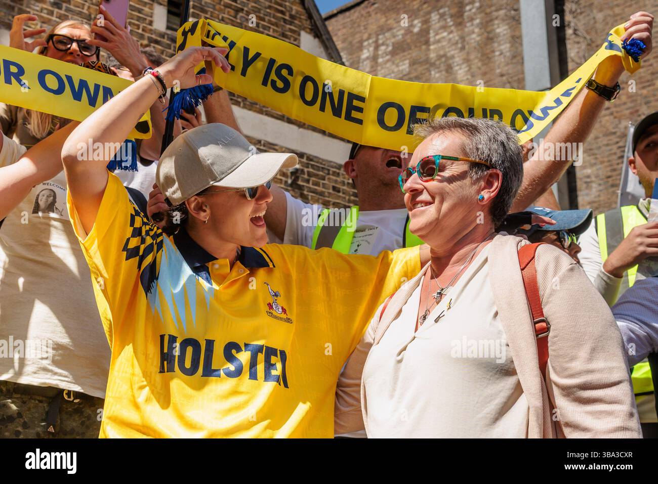 Tottenham Hotspur Football Club, Londres, Royaume-Uni.11 mai 2025. Les fans de Tottenham Hotspur et la communauté au sens large se sont réunis pour accueillir Emily Damari, une citoyenne britannique-israélienne de 28 ans et fan des Spurs, et sa mère Mandy, en héros alors qu'elle revenait voir son équipe bien-aimée pour la première fois depuis qu'elle a été abattue, enlevée et retenue en otage pendant 471 jours dans la captivité du Hamas à Gaza. Crédit : Amanda Rose/Alamy Live News Banque D'Images Tottenham Hotspur Football Club, Londres, Royaume-Uni.11 mai 2025. Les fans de Tottenham Hotspur et la communauté au sens large se sont réunis pour accueillir Emily Damari, une citoyenne britannique-israélienne de 28 ans et fan des Spurs, et sa mère Mandy, en héros alors qu'elle revenait voir son équipe bien-aimée pour la première fois depuis qu'elle a été abattue, enlevée et retenue en otage pendant 471 jours dans la captivité du Hamas à Gaza. Crédit : Amanda Rose/Alamy Live News Banque D'Images
