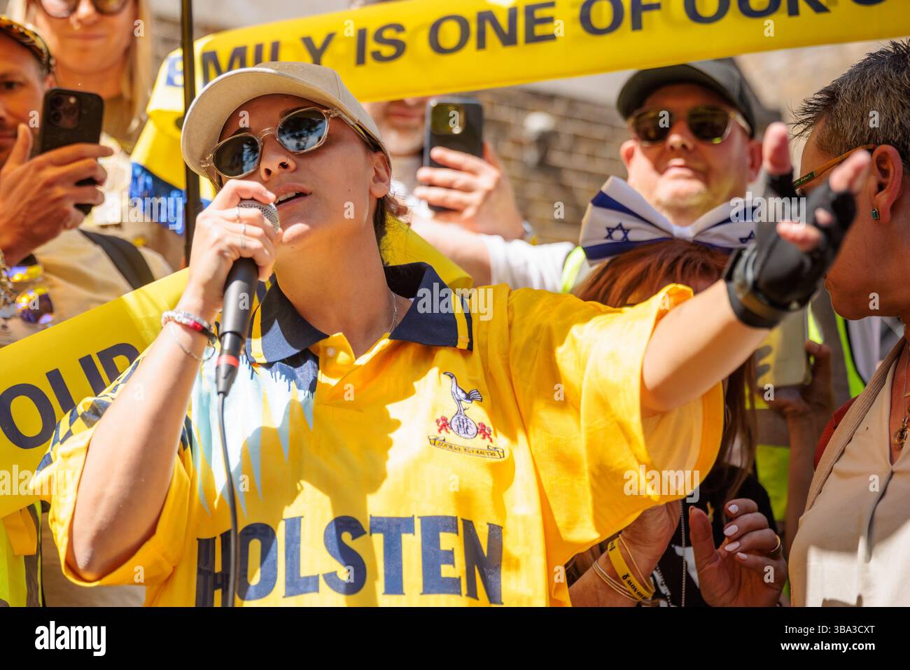 Tottenham Hotspur Football Club, Londres, Royaume-Uni.11 mai 2025. Les fans de Tottenham Hotspur et la communauté au sens large se sont réunis pour accueillir Emily Damari, une citoyenne britannique-israélienne de 28 ans et fan de Spurs, en héros alors qu'elle revenait voir son équipe bien-aimée pour la première fois depuis qu'elle a été abattue, enlevée et retenue en otage pendant 471 jours dans la captivité du Hamas à Gaza. Crédit : Amanda Rose/Alamy Live News Banque D'Images Tottenham Hotspur Football Club, Londres, Royaume-Uni.11 mai 2025. Les fans de Tottenham Hotspur et la communauté au sens large se sont réunis pour accueillir Emily Damari, une citoyenne britannique-israélienne de 28 ans et fan de Spurs, en héros alors qu'elle revenait voir son équipe bien-aimée pour la première fois depuis qu'elle a été abattue, enlevée et retenue en otage pendant 471 jours dans la captivité du Hamas à Gaza. Crédit : Amanda Rose/Alamy Live News Banque D'Images