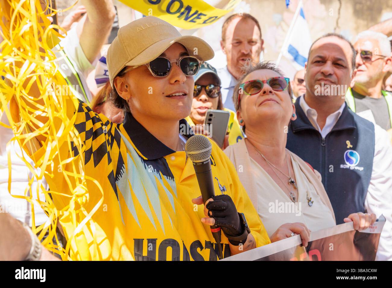 Tottenham Hotspur Football Club, Londres, Royaume-Uni.11 mai 2025. Les fans de Tottenham Hotspur et la communauté au sens large se sont réunis pour accueillir Emily Damari, une citoyenne britannique-israélienne de 28 ans et fan des Spurs, et sa mère Mandy, en héros alors qu'elle revenait voir son équipe bien-aimée pour la première fois depuis qu'elle a été abattue, enlevée et retenue en otage pendant 471 jours dans la captivité du Hamas à Gaza. Crédit : Amanda Rose/Alamy Live News Banque D'Images Tottenham Hotspur Football Club, Londres, Royaume-Uni.11 mai 2025. Les fans de Tottenham Hotspur et la communauté au sens large se sont réunis pour accueillir Emily Damari, une citoyenne britannique-israélienne de 28 ans et fan des Spurs, et sa mère Mandy, en héros alors qu'elle revenait voir son équipe bien-aimée pour la première fois depuis qu'elle a été abattue, enlevée et retenue en otage pendant 471 jours dans la captivité du Hamas à Gaza. Crédit : Amanda Rose/Alamy Live News Banque D'Images