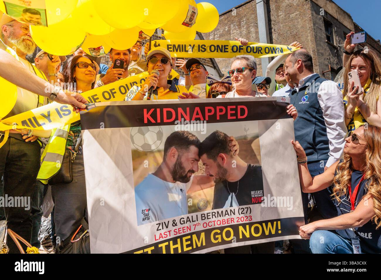 Tottenham Hotspur Football Club, Londres, Royaume-Uni.11 mai 2025. Emily Damari, une citoyenne britannique-israélienne de 28 ans et fan des Spurs tient une banderole pour sensibiliser le public au fait que ses amis, jumeaux Gali et Ziv Berman, sont toujours retenus en otage. Emily est retournée à Londres pour voir son équipe bien-aimée pour la première fois depuis qu’elle a été abattue, enlevée et retenue en otage pendant 471 jours en captivité par le Hamas à Gaza. Crédit : Amanda Rose/Alamy Live News Banque D'Images Tottenham Hotspur Football Club, Londres, Royaume-Uni.11 mai 2025. Emily Damari, une citoyenne britannique-israélienne de 28 ans et fan des Spurs tient une banderole pour sensibiliser le public au fait que ses amis, jumeaux Gali et Ziv Berman, sont toujours retenus en otage. Emily est retournée à Londres pour voir son équipe bien-aimée pour la première fois depuis qu’elle a été abattue, enlevée et retenue en otage pendant 471 jours en captivité par le Hamas à Gaza. Crédit : Amanda Rose/Alamy Live News Banque D'Images