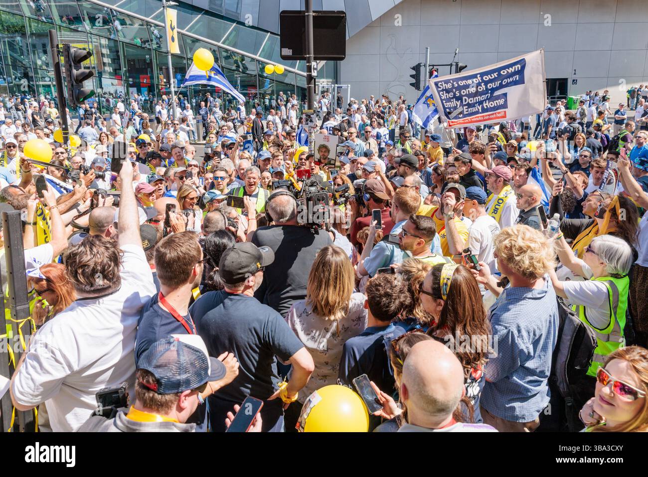 Tottenham Hotspur Football Club, Londres, Royaume-Uni.11 mai 2025. Les fans de Tottenham Hotspur et la communauté au sens large se sont réunis pour accueillir Emily Damari, une citoyenne britannique-israélienne de 28 ans et fan de Spurs, en héros alors qu'elle revenait voir son équipe bien-aimée pour la première fois depuis qu'elle a été abattue, enlevée et retenue en otage pendant 471 jours dans la captivité du Hamas à Gaza. Crédit : Amanda Rose/Alamy Live News Banque D'Images Tottenham Hotspur Football Club, Londres, Royaume-Uni.11 mai 2025. Les fans de Tottenham Hotspur et la communauté au sens large se sont réunis pour accueillir Emily Damari, une citoyenne britannique-israélienne de 28 ans et fan de Spurs, en héros alors qu'elle revenait voir son équipe bien-aimée pour la première fois depuis qu'elle a été abattue, enlevée et retenue en otage pendant 471 jours dans la captivité du Hamas à Gaza. Crédit : Amanda Rose/Alamy Live News Banque D'Images
