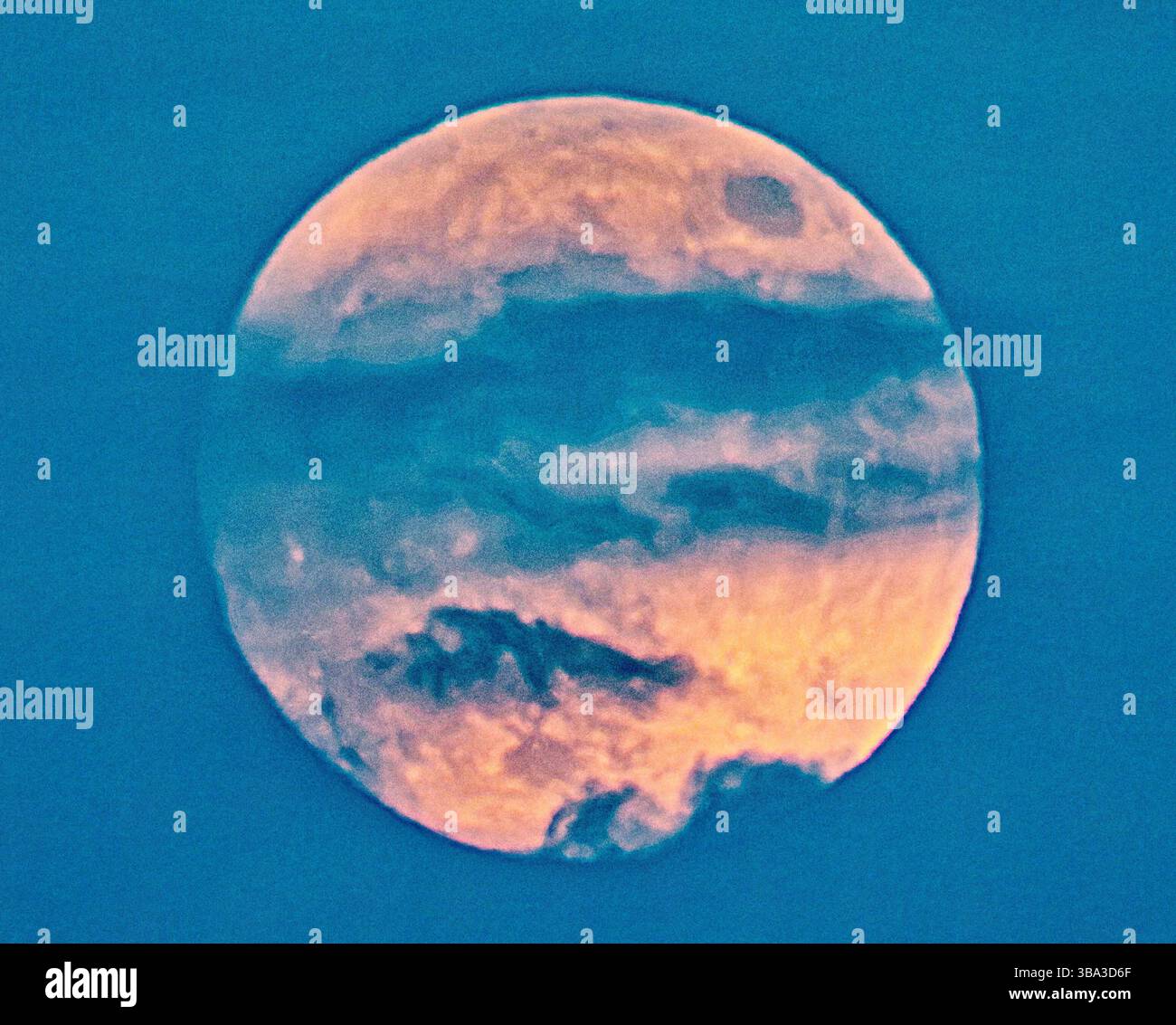 Glasgow, Écosse, Royaume-Uni. 11 mai avril 2025. Météo Royaume-Uni : pleine lune fleurie battue avec des nuages pour briller à travers l'heure bleue du crépuscule. Crédit Gerard Ferry/Alamy Live News Banque D'Images