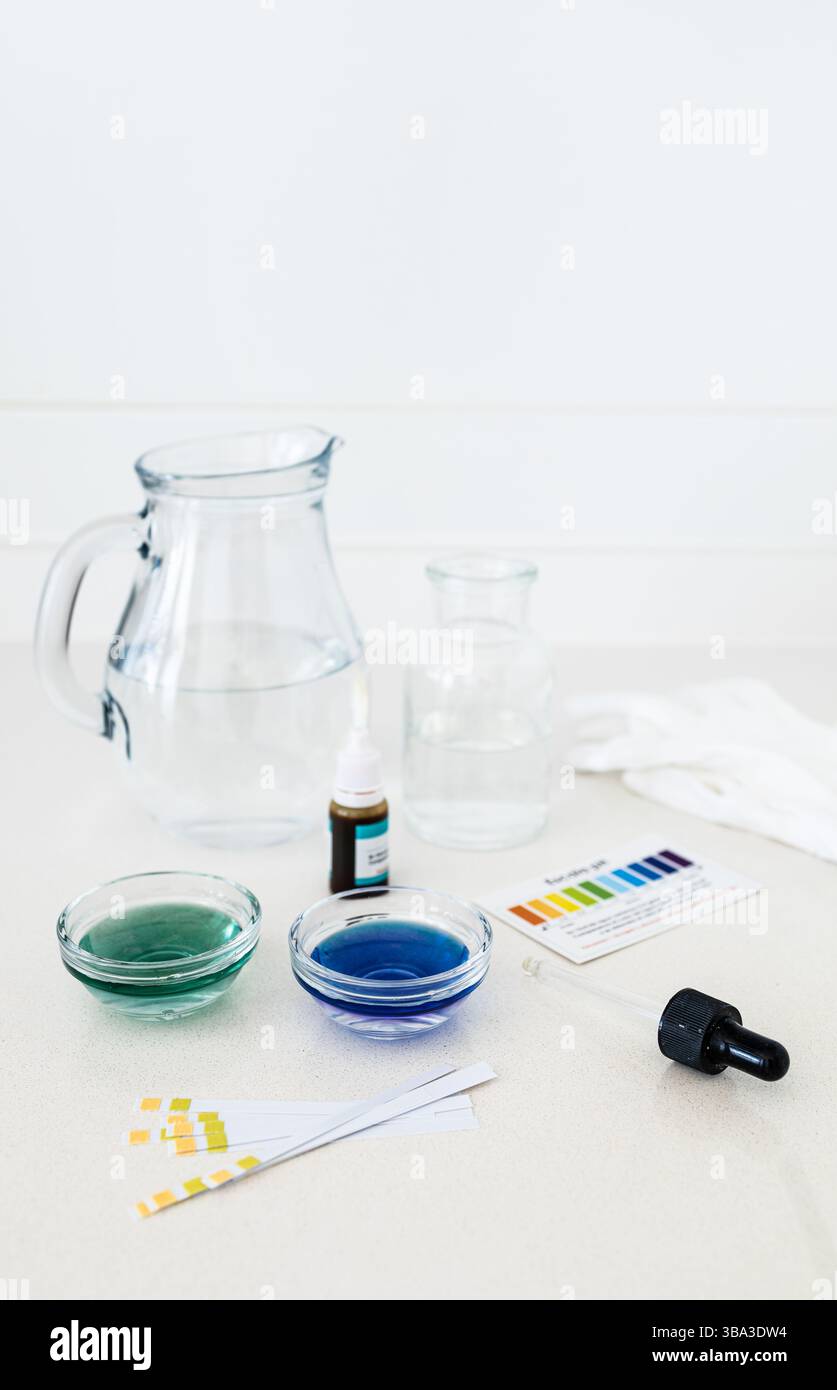 Photographies d'un kit d'analyse du pH de l'eau comprenant des gouttes indicatrices de couleur et un tableau comparatif, utilisé pour analyser l'acidité ou l'alcalinité de la boisson wa Banque D'Images