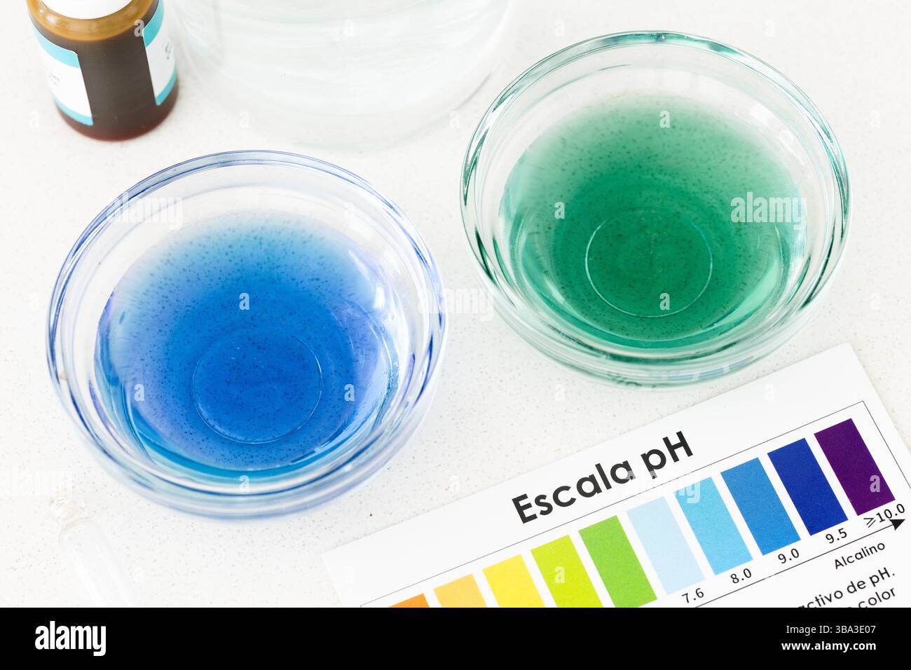 Photographies d'un kit d'analyse du pH de l'eau comprenant des gouttes indicatrices de couleur et un tableau comparatif, utilisé pour analyser l'acidité ou l'alcalinité de la boisson wa Banque D'Images
