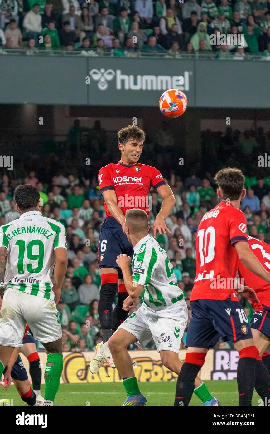 Séville, Espagne. 11 mai 2025. Séville, Espagne, 11 mai 2025 Lucas Torró (N6) remet un ballon haut lors du match de Liga entre Real Betis et Osasuna à l'Estadio Benito Villamarin à Séville, Espagne (Andres Lopez Sheridan /SPP) crédit : SPP Sport Press photo. /Alamy Live News Banque D'Images