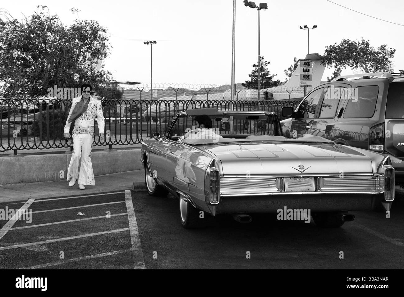 Une paire d'imitateurs d'Elvis changent de place dans une voiture de collection dans la passionnante Las Vegas, Nevada Banque D'Images
