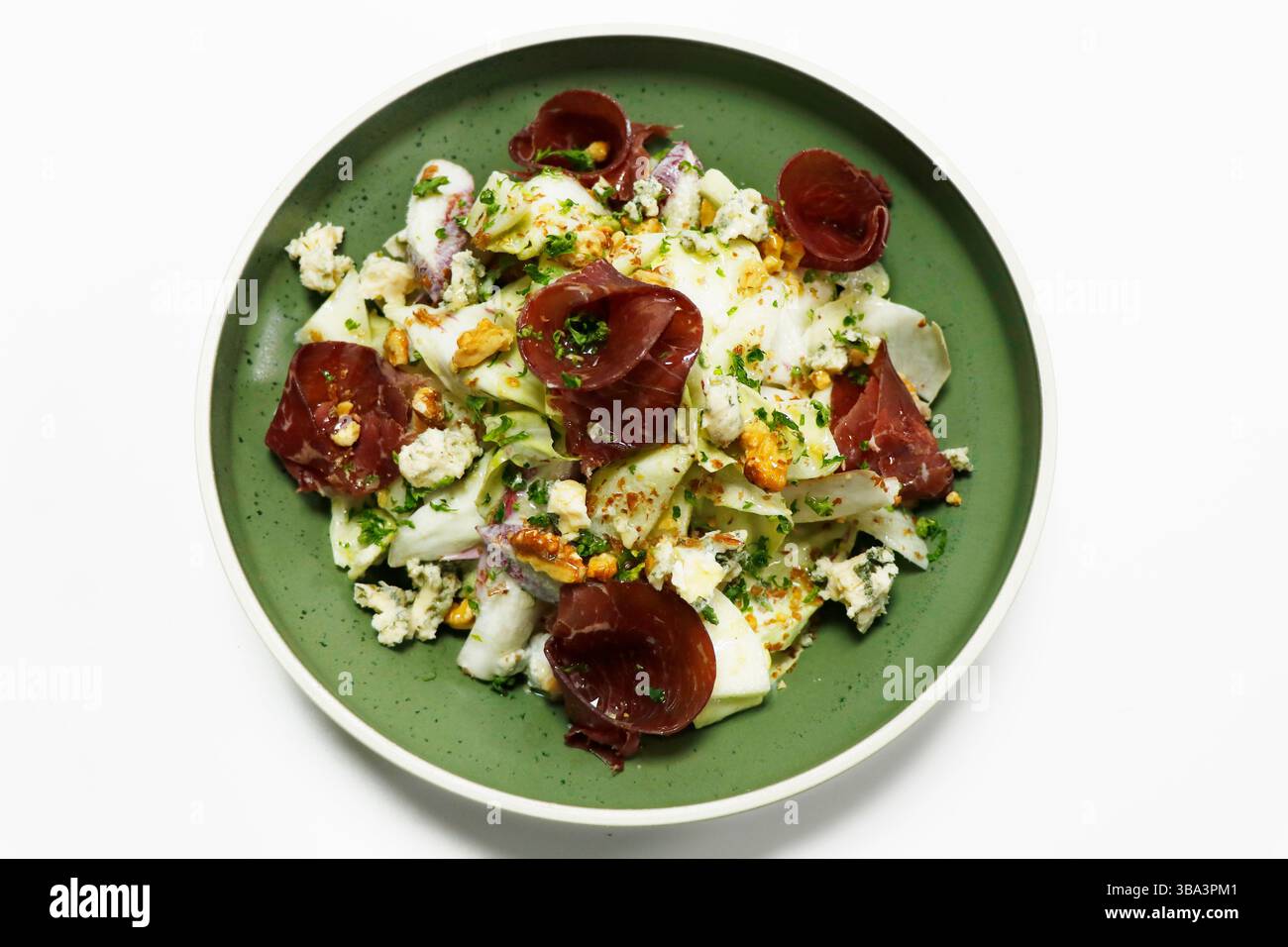 endive belge ou laitue chicorée bresaola salade de noix au fromage bleu avec fond blanc Banque D'Images