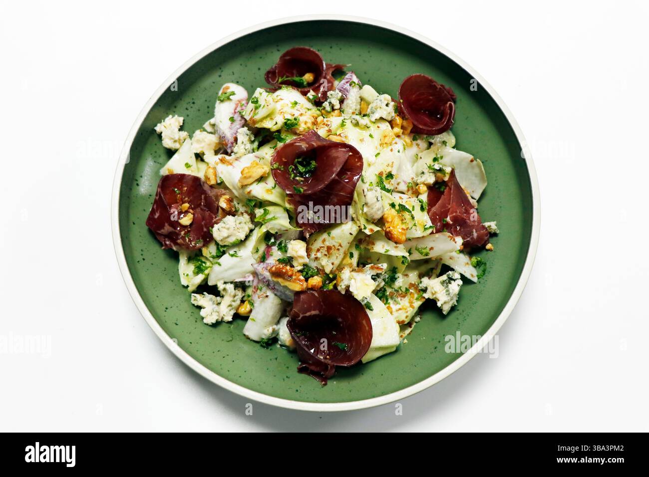 endive belge ou laitue chicorée bresaola salade de noix au fromage bleu avec fond blanc Banque D'Images