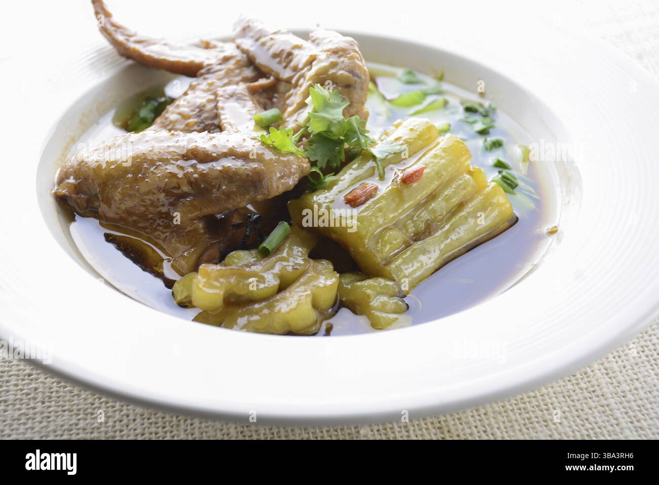Ailes de poulet braisées avec Gourd amer Banque D'Images