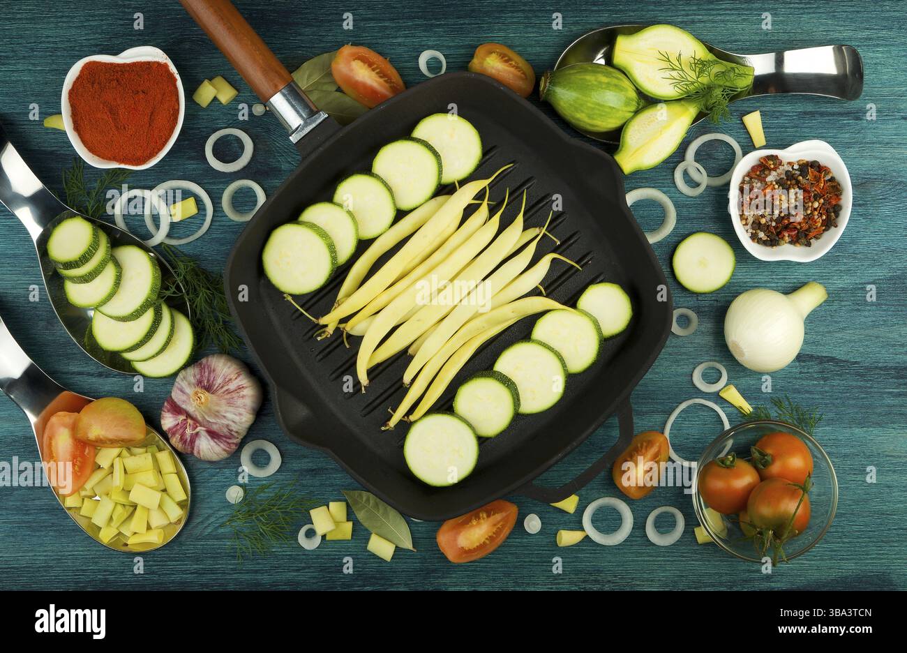Des légumes sur l'arrière-plan. Les LÉGUMES FRAIS ET LES ÉPICES À PROXIMITÉ D'UN ENSEMBLE DE PÊCHE SUR UNE SURFACE EN BOIS. COPY SPACE Banque D'Images