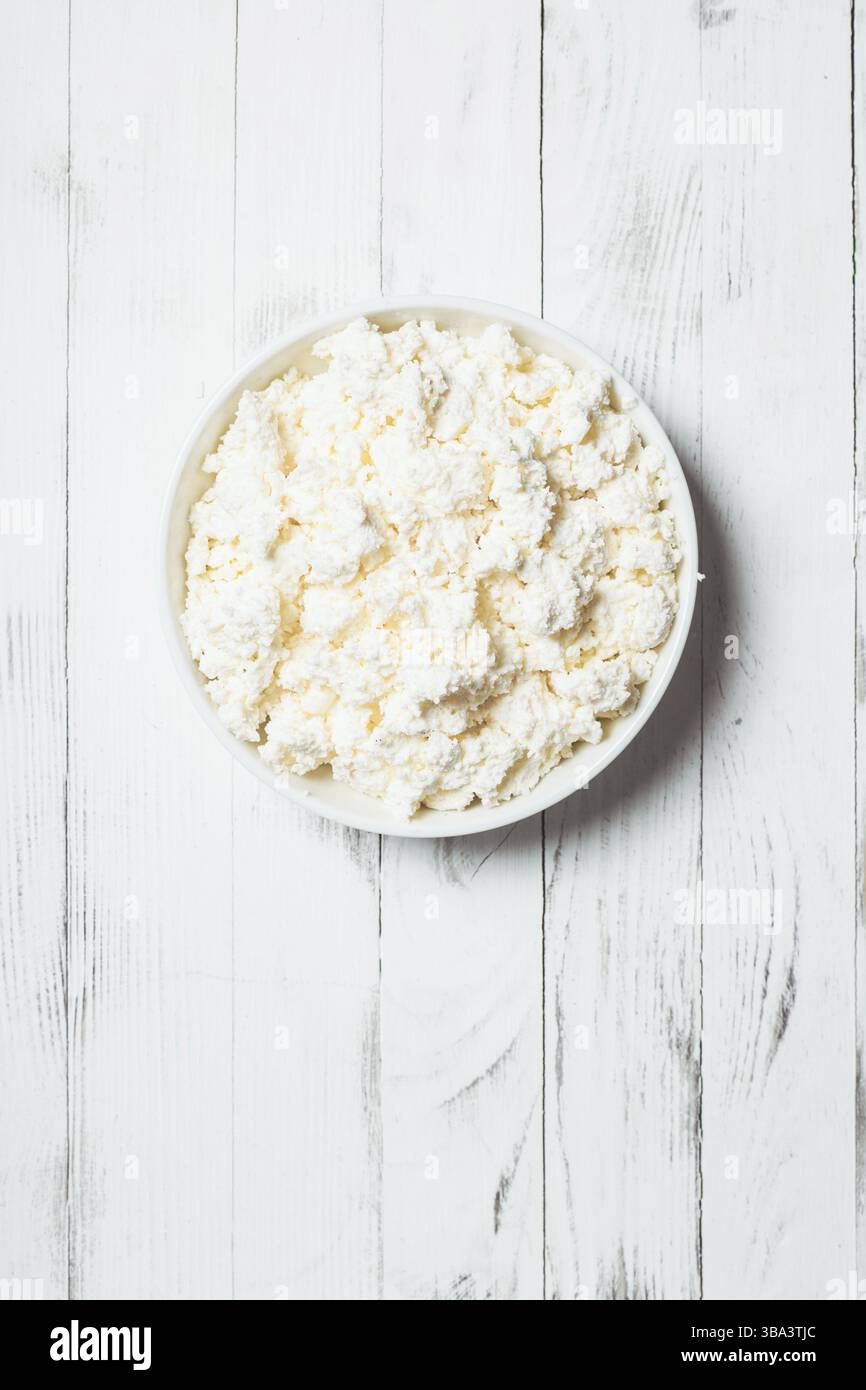 Fromage cottage frais dans un bol sur la table Banque D'Images Fromage cottage frais dans un bol sur la table Banque D'Images