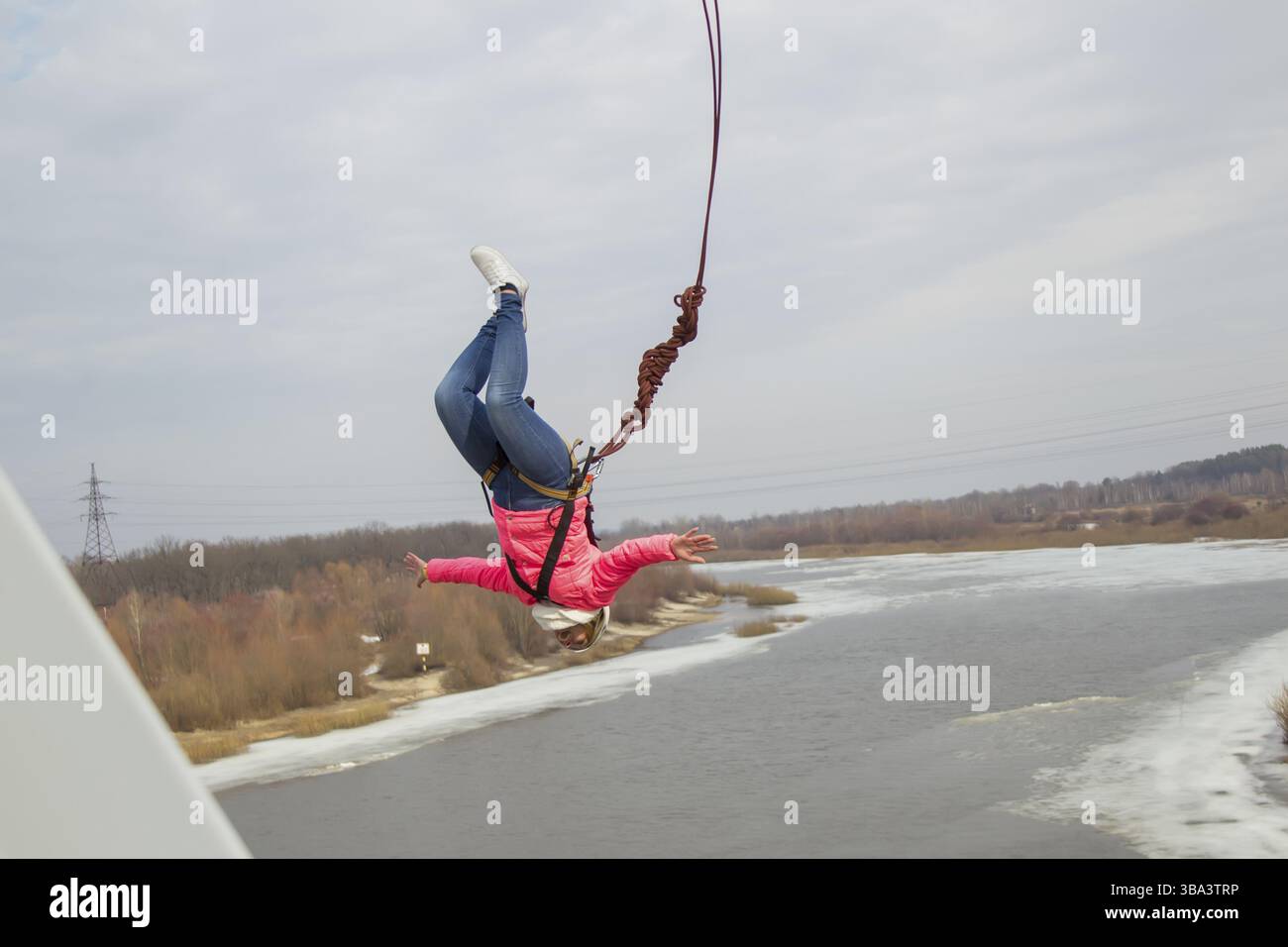 Biélorussie, Minsk, le 08 mars 2019. Sautant du pont de la corde.Ropejumping.passe-temps dangereux.brave femme sautant du pont contre le ciel Banque D'Images