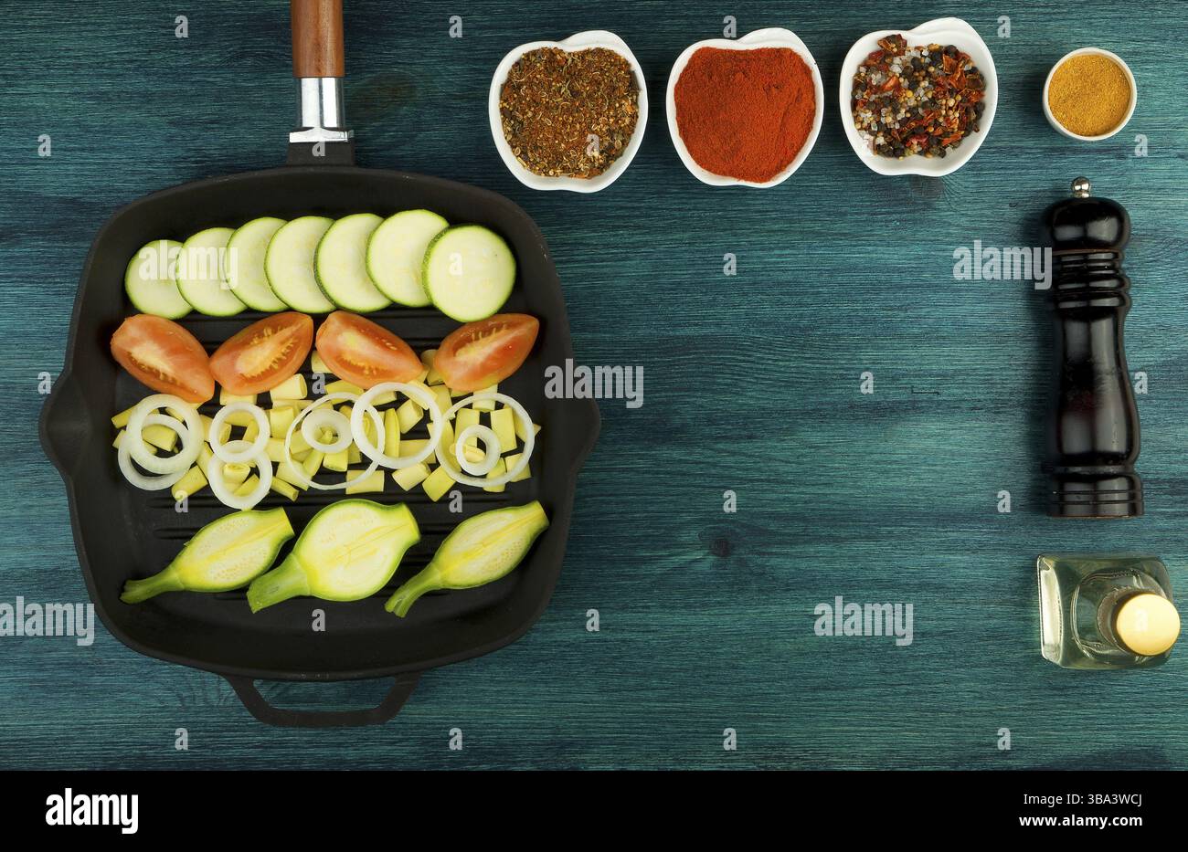 Des légumes sur l'arrière-plan. Les LÉGUMES FRAIS ET LES ÉPICES À PROXIMITÉ D'UN ENSEMBLE DE PÊCHE SUR UNE SURFACE EN BOIS. COPY SPACE Banque D'Images