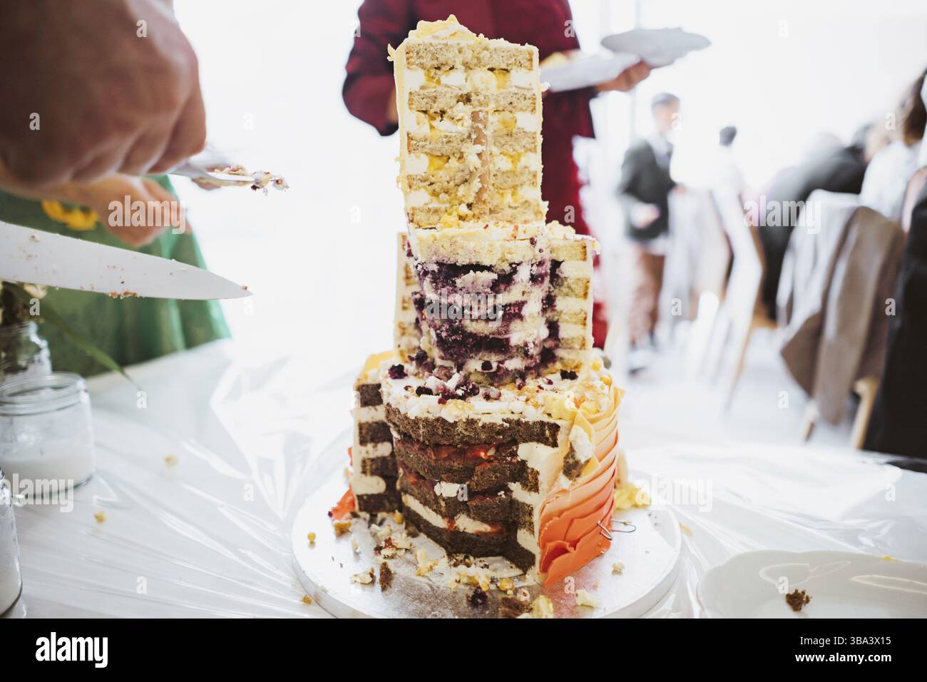 Photo d'un gâteau de mariage à moitié mangé Banque D'Images