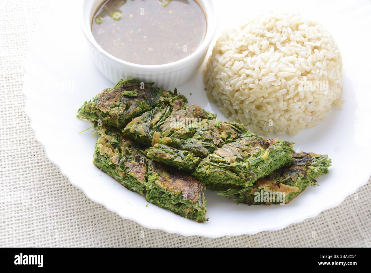 Sauce à la pâte de crevettes et œuf frit avec hochet grimpant (Acacia pennata), servi avec du riz cuit Banque D'Images