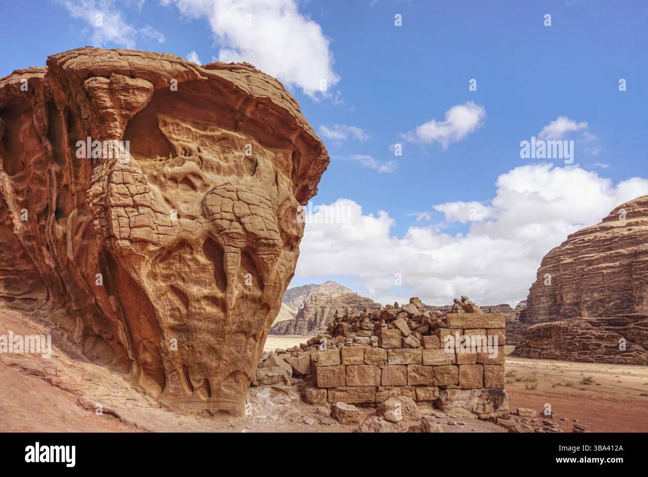 Le mur de briques de pierre reste avec des falaises rocheuses près du désert de Wadi Rum près de Lawrence's Spring Tourist spot, Wadi Rum, Jordanie, Asie Banque D'Images