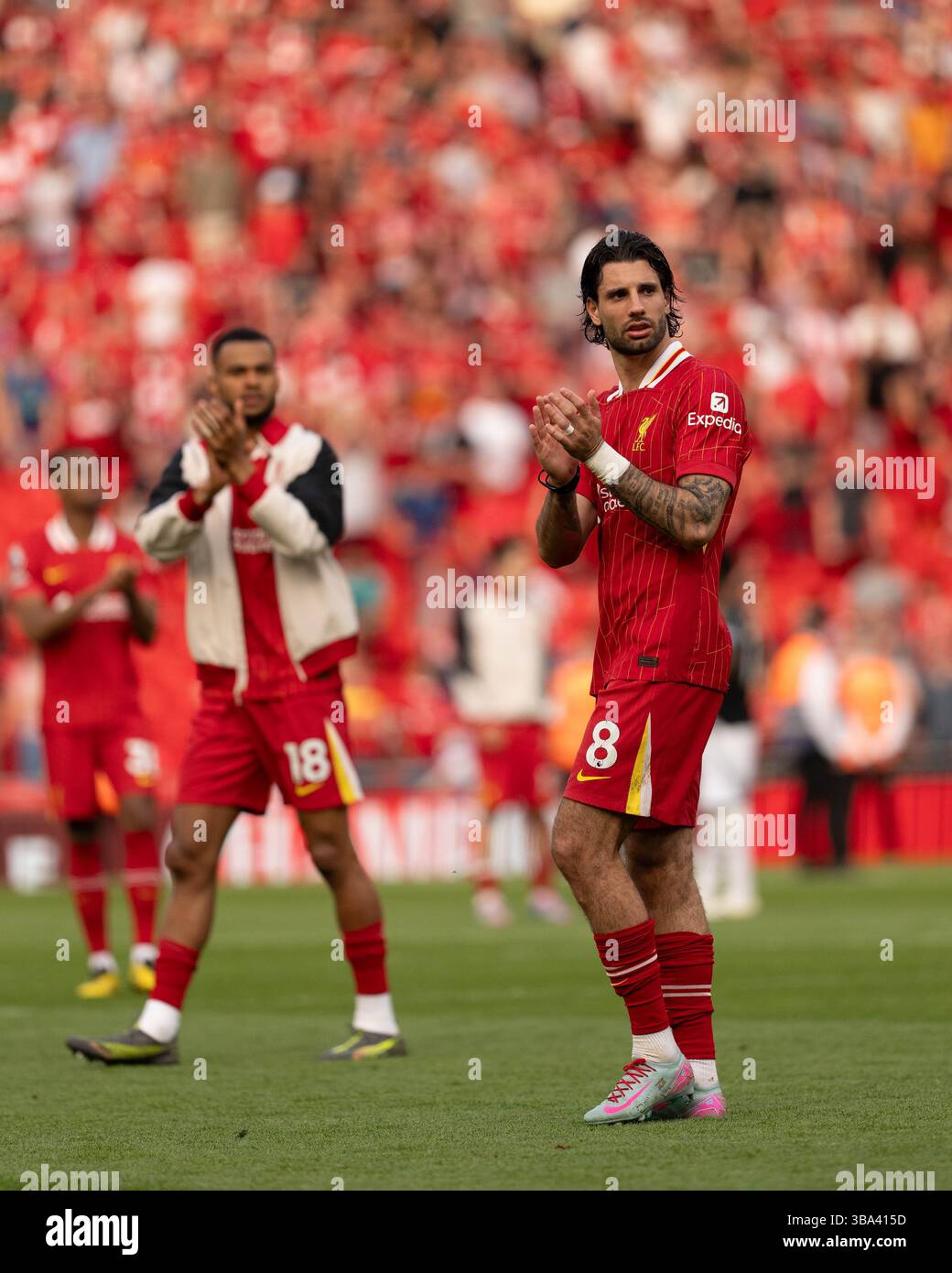 Anfield, Liverpool le dimanche 11 mai 2025. Dominik Szoboszlai de Liverpool applaudit ses fans après le match de premier League entre Liverpool et Arsenal à Anfield, Liverpool, dimanche 11 mai 2025. (Photo : Steven Halliwell | mi News) crédit : MI News & Sport /Alamy Live News Banque D'Images