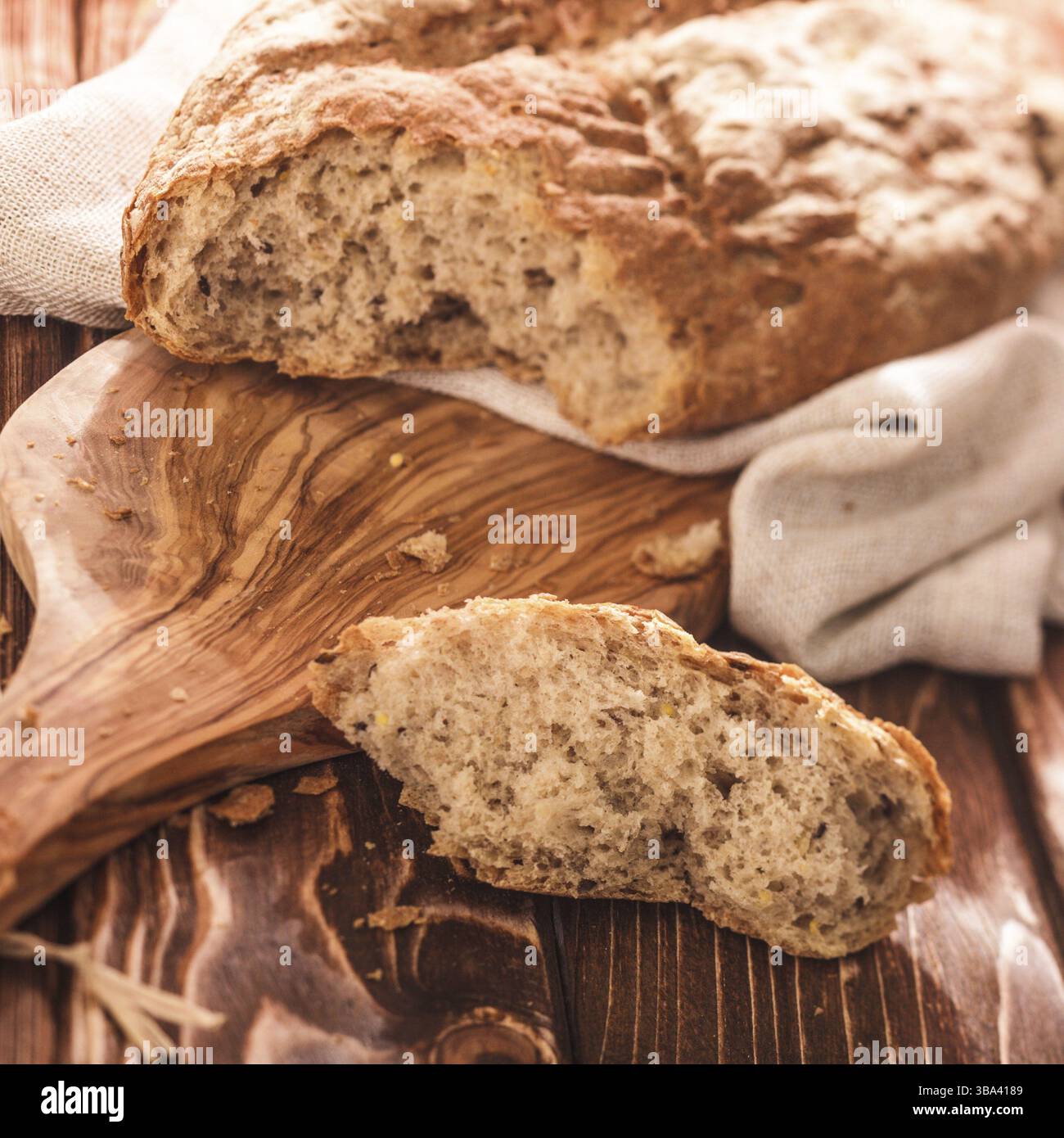 Pain frais sur planche à découper en bois Banque D'Images