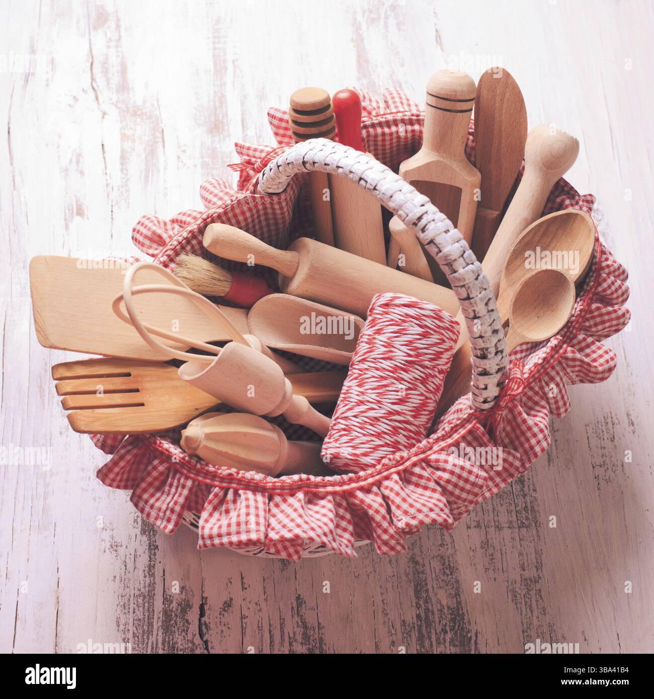 Panier rustique chic minable avec des ustensiles de cuisine en bois Banque D'Images