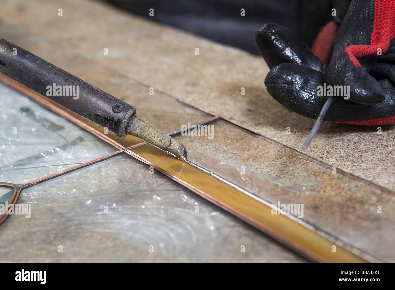 Vitraux bouilloire travaille avec des souvenirs colorés Banque D'Images