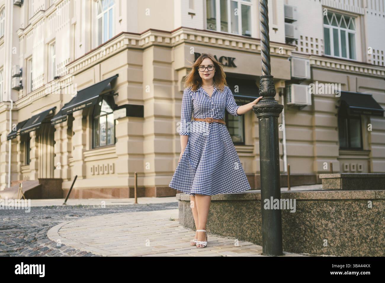 Une femme caucasienne en robe voyage dans la vieille ville européenne. Voyage et location, réserver hôtel pour week-end, louer appartements en centre ville. LLifestyle vacances d'été Banque D'Images