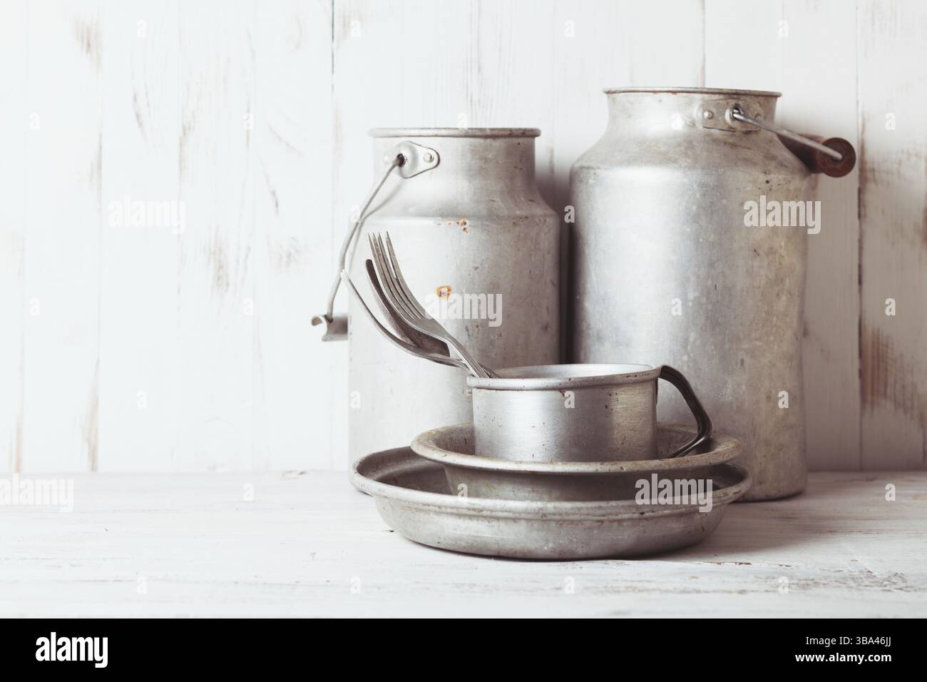 Vieux ustensiles en aluminium sur la cuisine chic et chic Banque D'Images