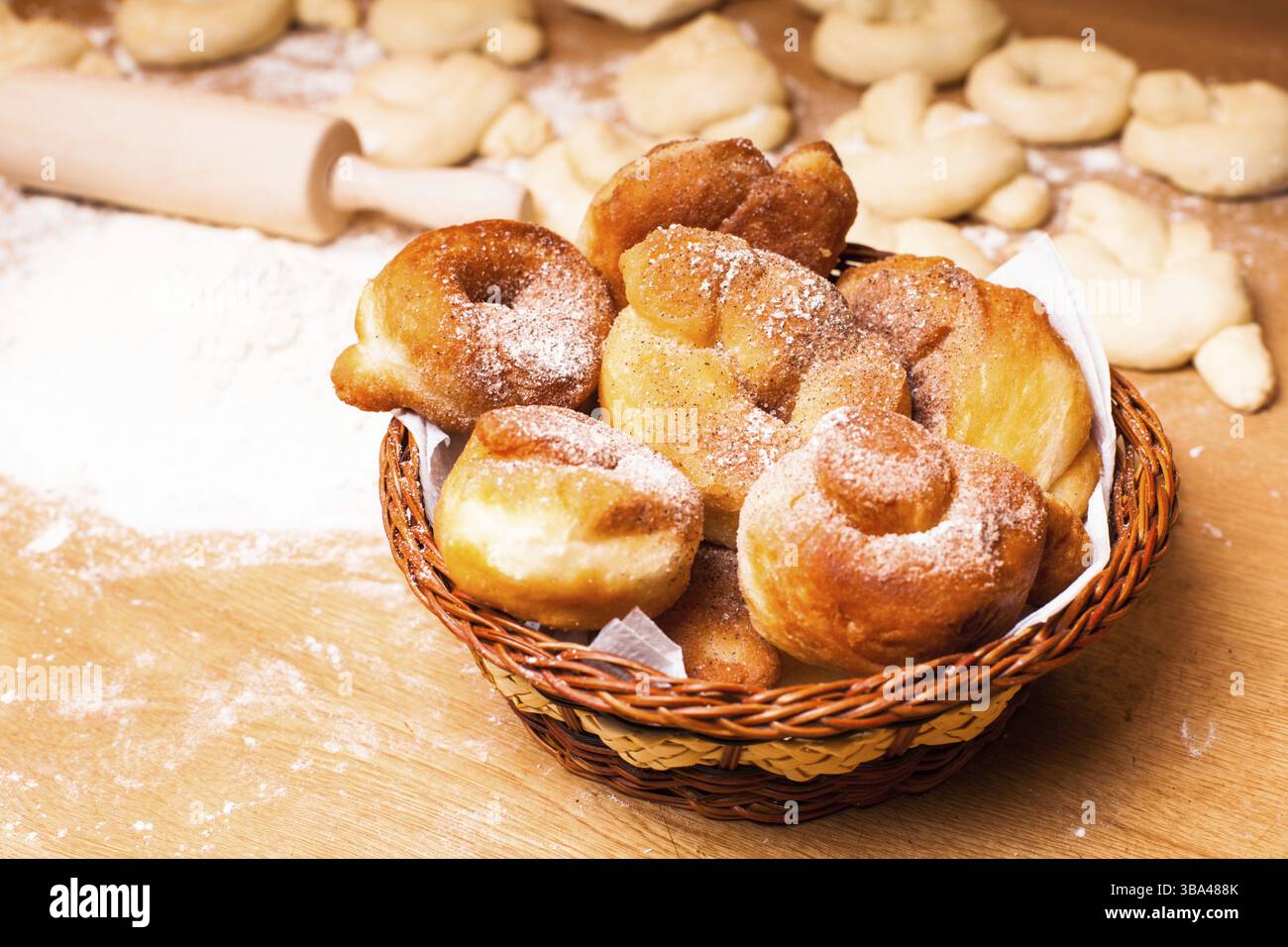 Beignet frais avec sucre en poudre et pâte préparée Banque D'Images Beignet frais avec sucre en poudre et pâte préparée Banque D'Images