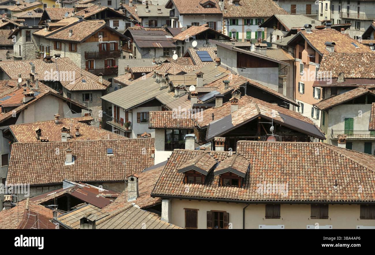 Toits du village de montagne italien bagolino nord de l'italie en été Banque D'Images