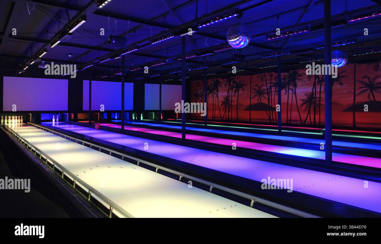 Piste de bowling avec des néons dans les pistes bleues et rouges et blanches à amsterdam Banque D'Images