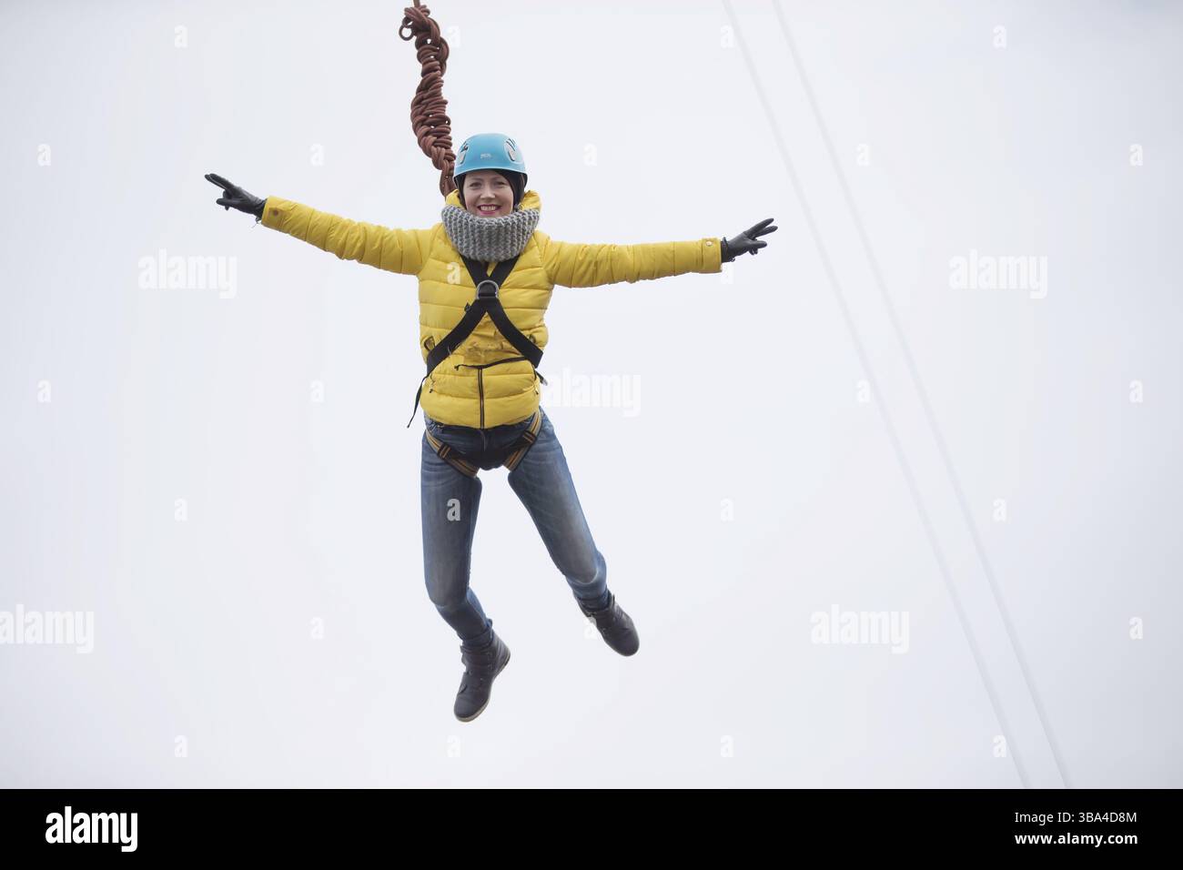 Biélorussie, Minsk, le 08 mars 2019. Sautant du pont de la corde.Ropejumping.passe-temps dangereux.brave femme sautant du pont contre le ciel Banque D'Images
